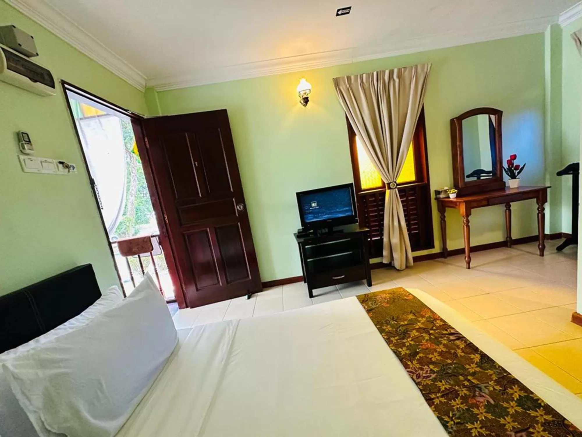Bed, TV/Entertainment Center in MORTEN VILLA MELAKA