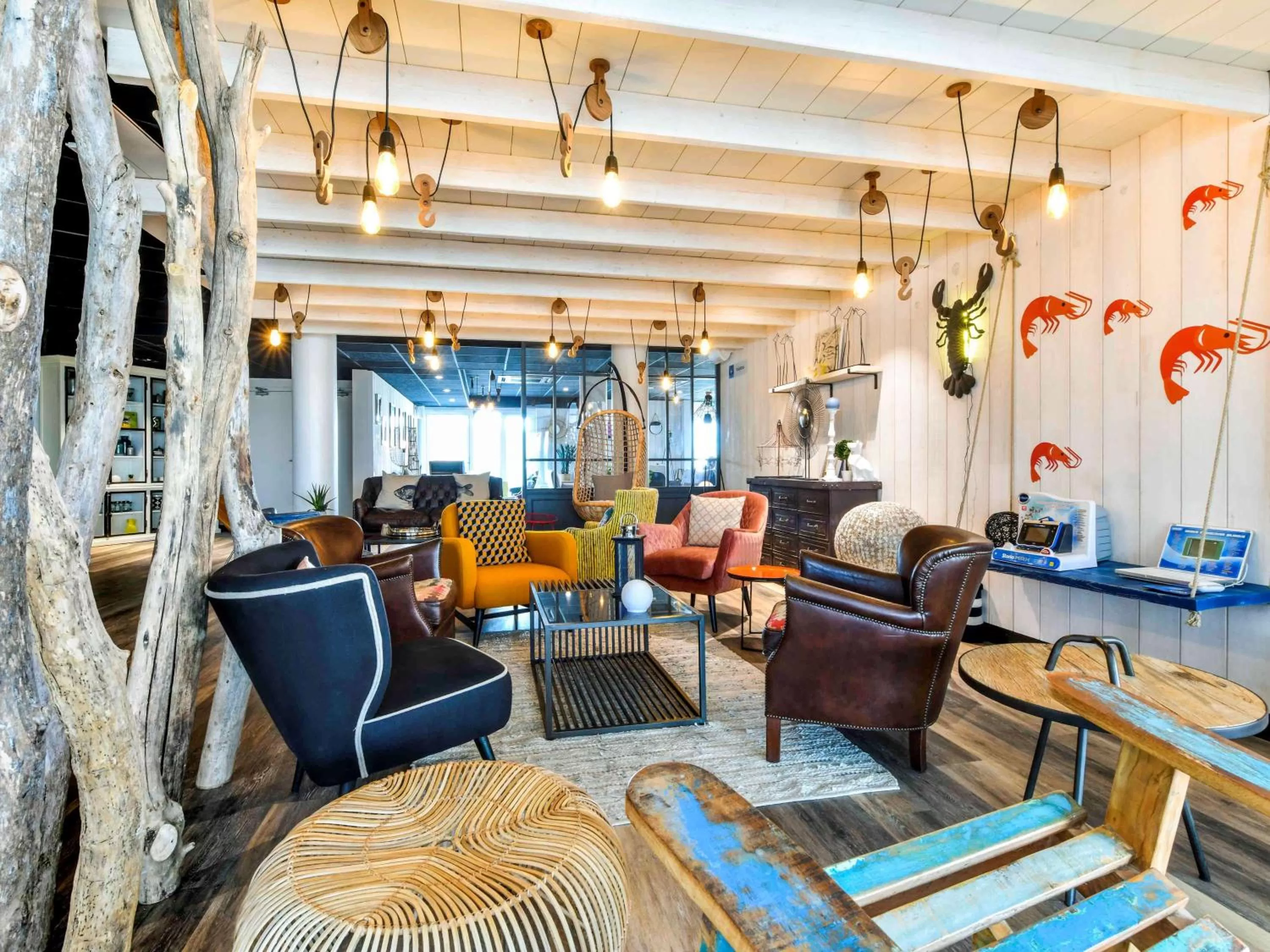 Lounge or bar in ibis styles La Rochelle Thalasso Chatelaillon