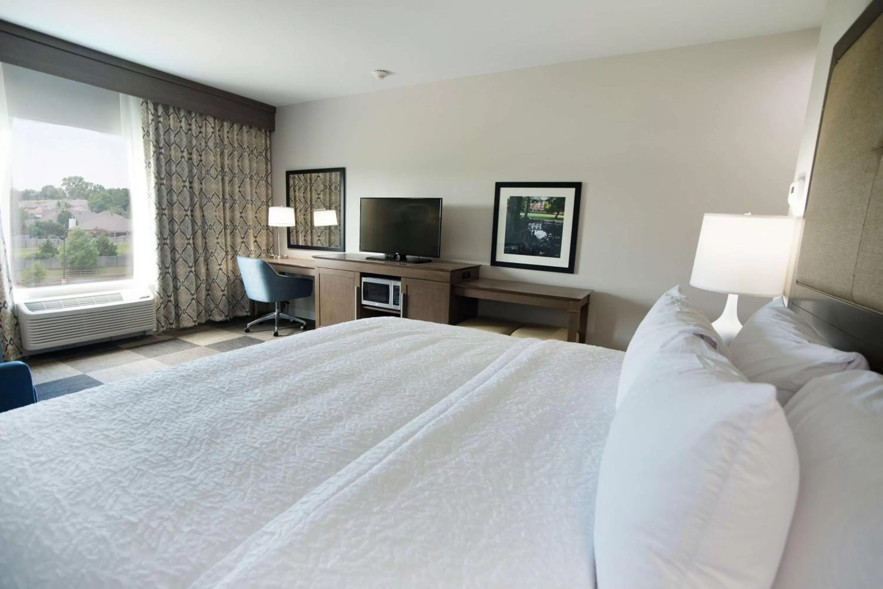 Bed in Hampton Inn & Suites Stillwater West