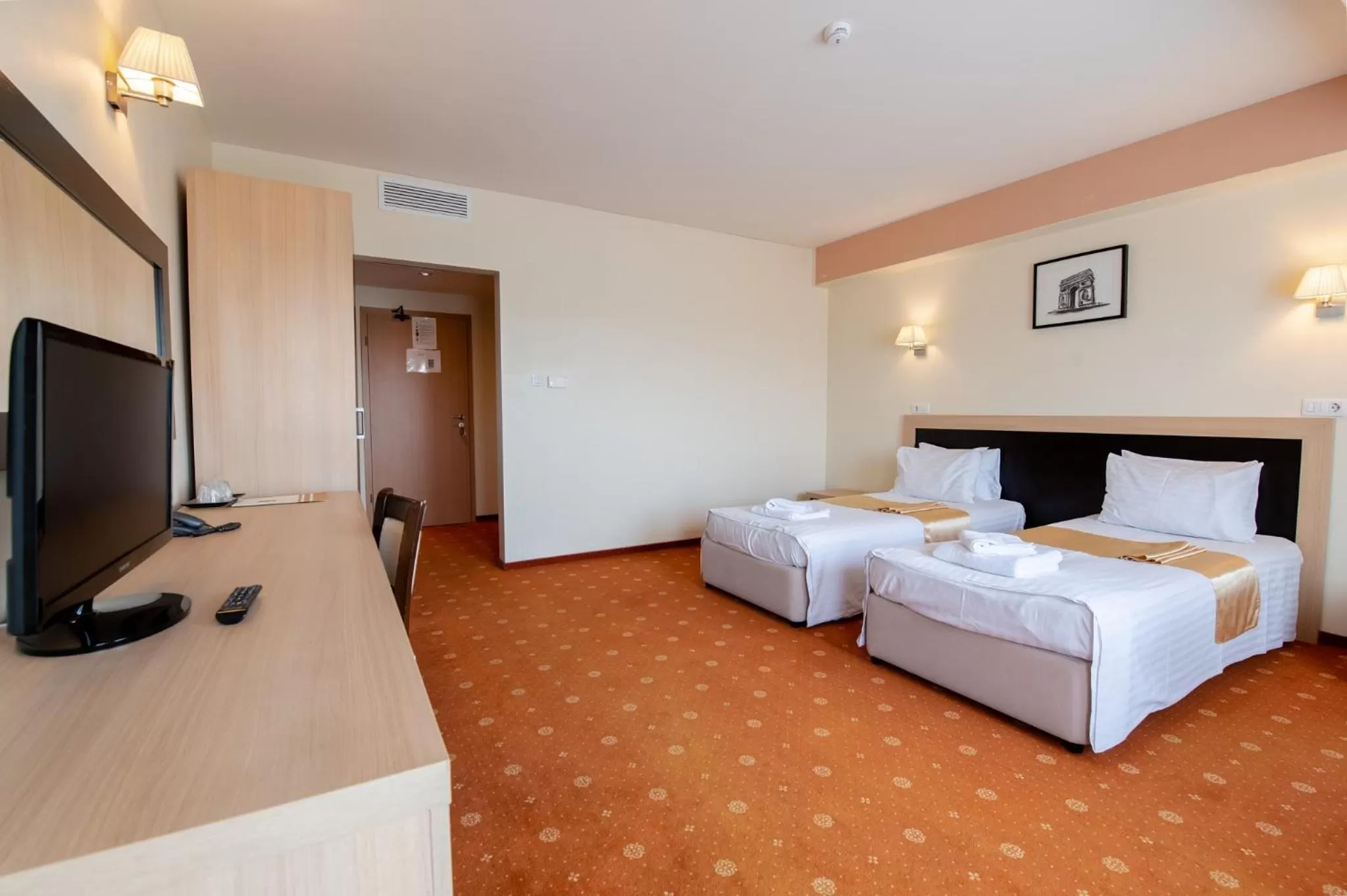 Photo of the whole room, Bed in Hotel Oxford By TimHotels