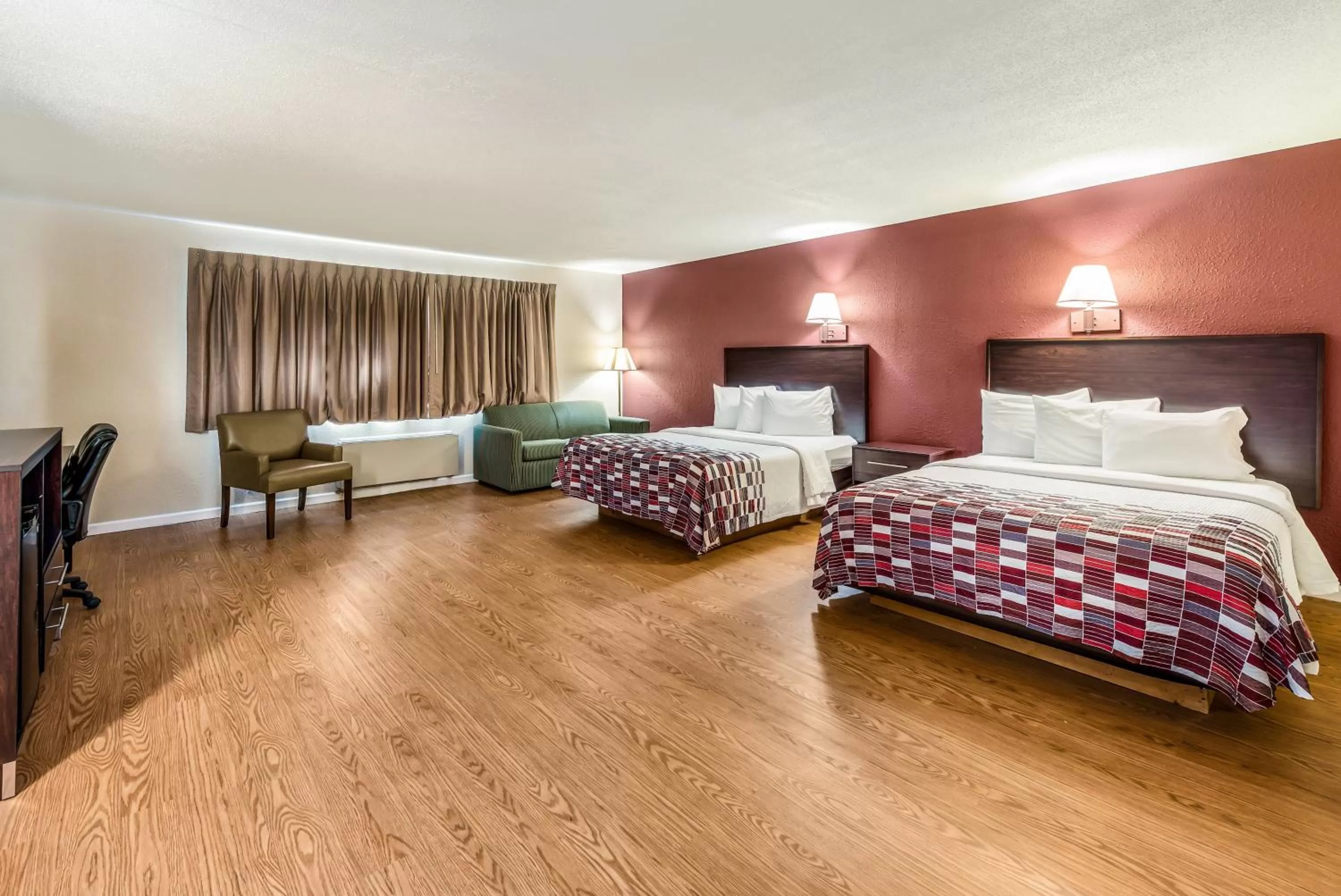 Photo of the whole room, Bed in Red Roof Inn & Suites Wapakoneta