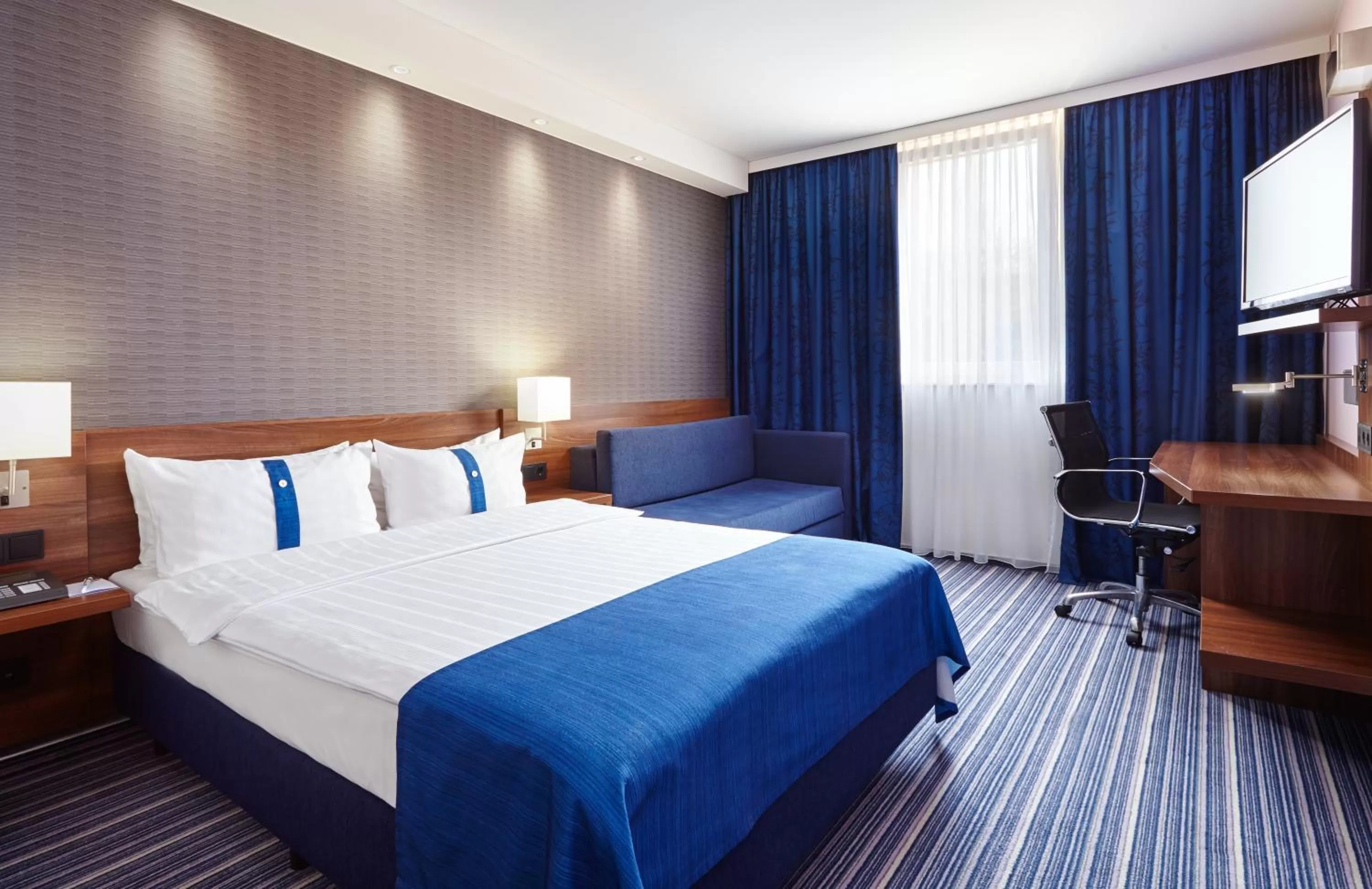 Photo of the whole room, Bed in Holiday Inn Express Neunkirchen by IHG