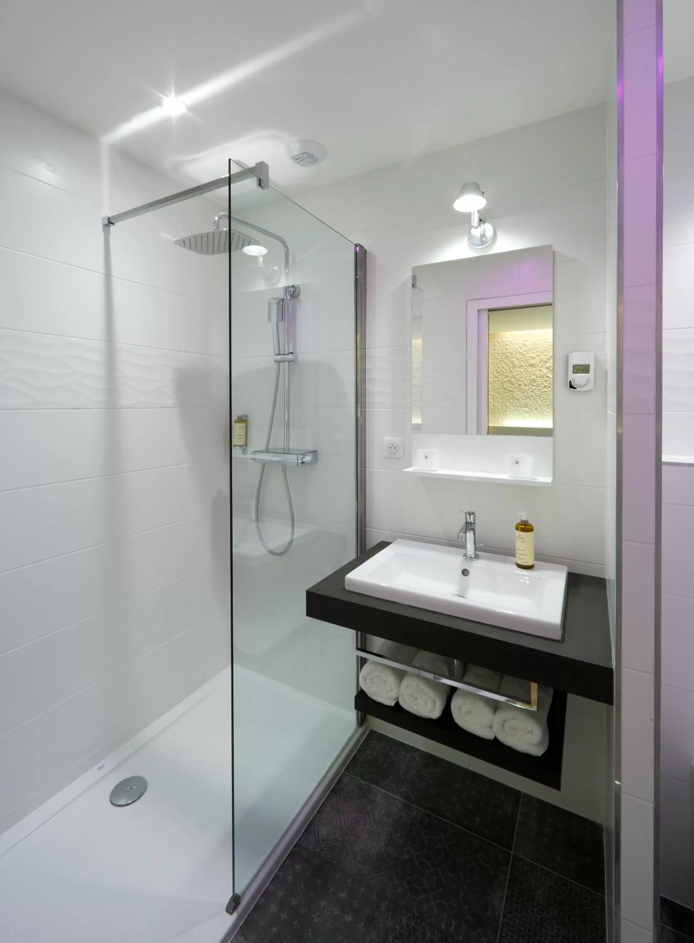 Bathroom in Les Maisons du Pont - Charme & Caractère