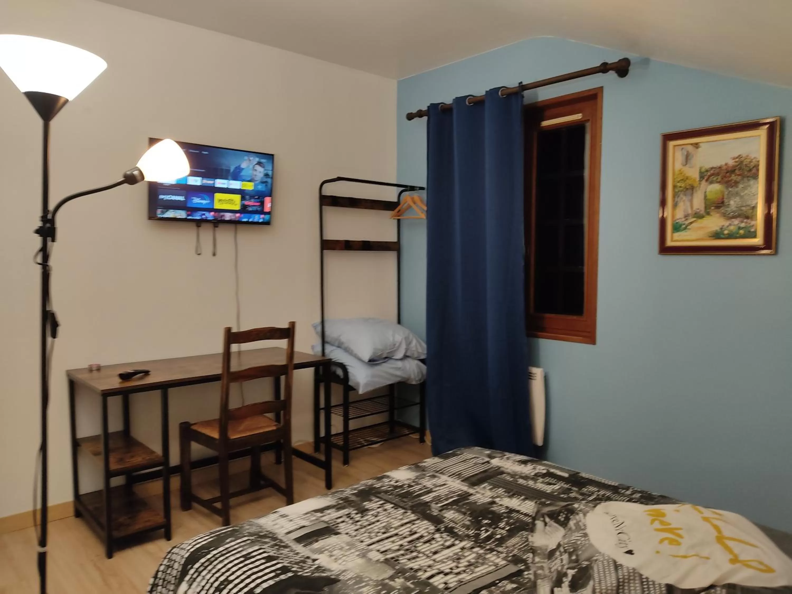 Bed, TV/Entertainment Center in Chez Sam