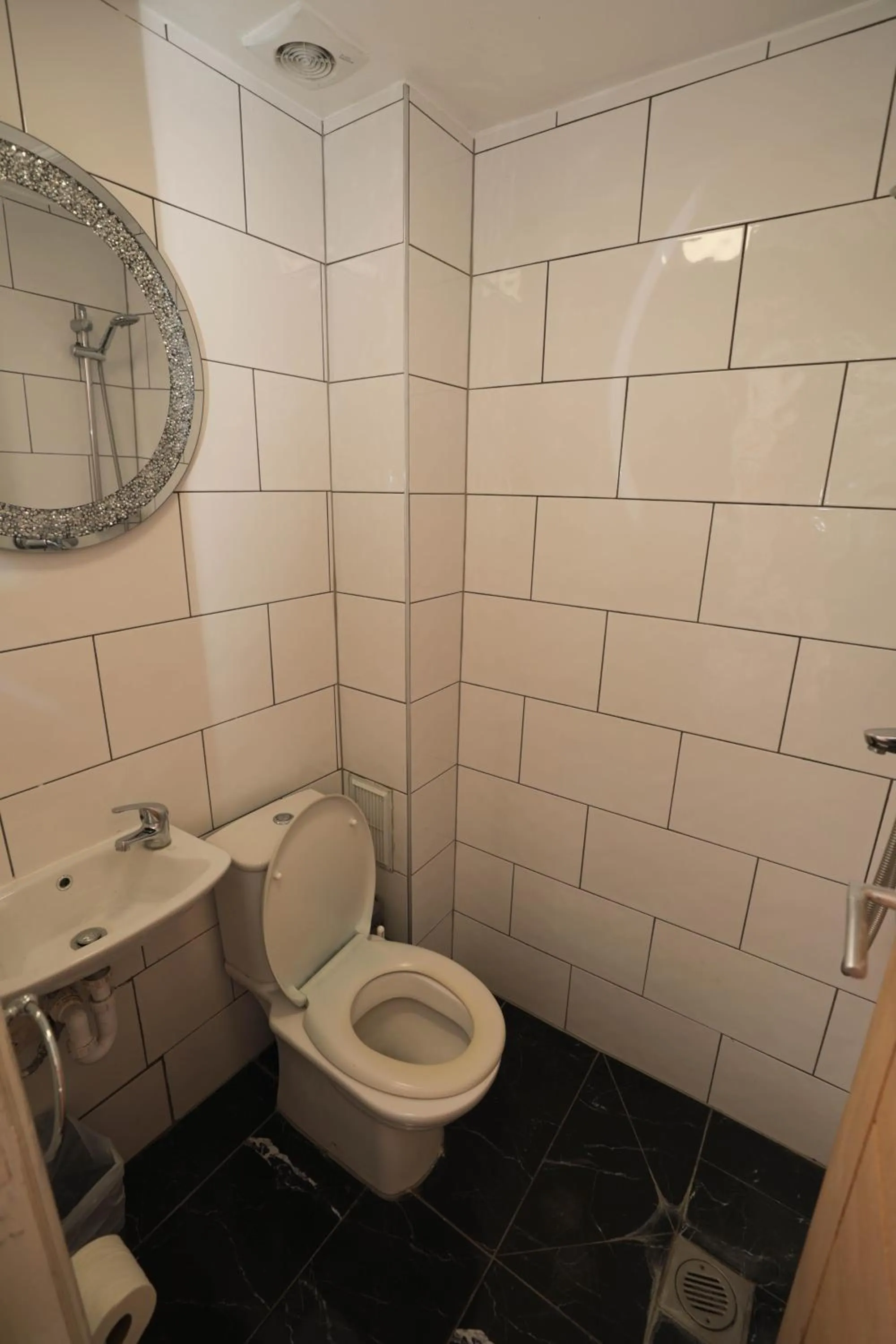 Toilet in Holland Inn Hotel