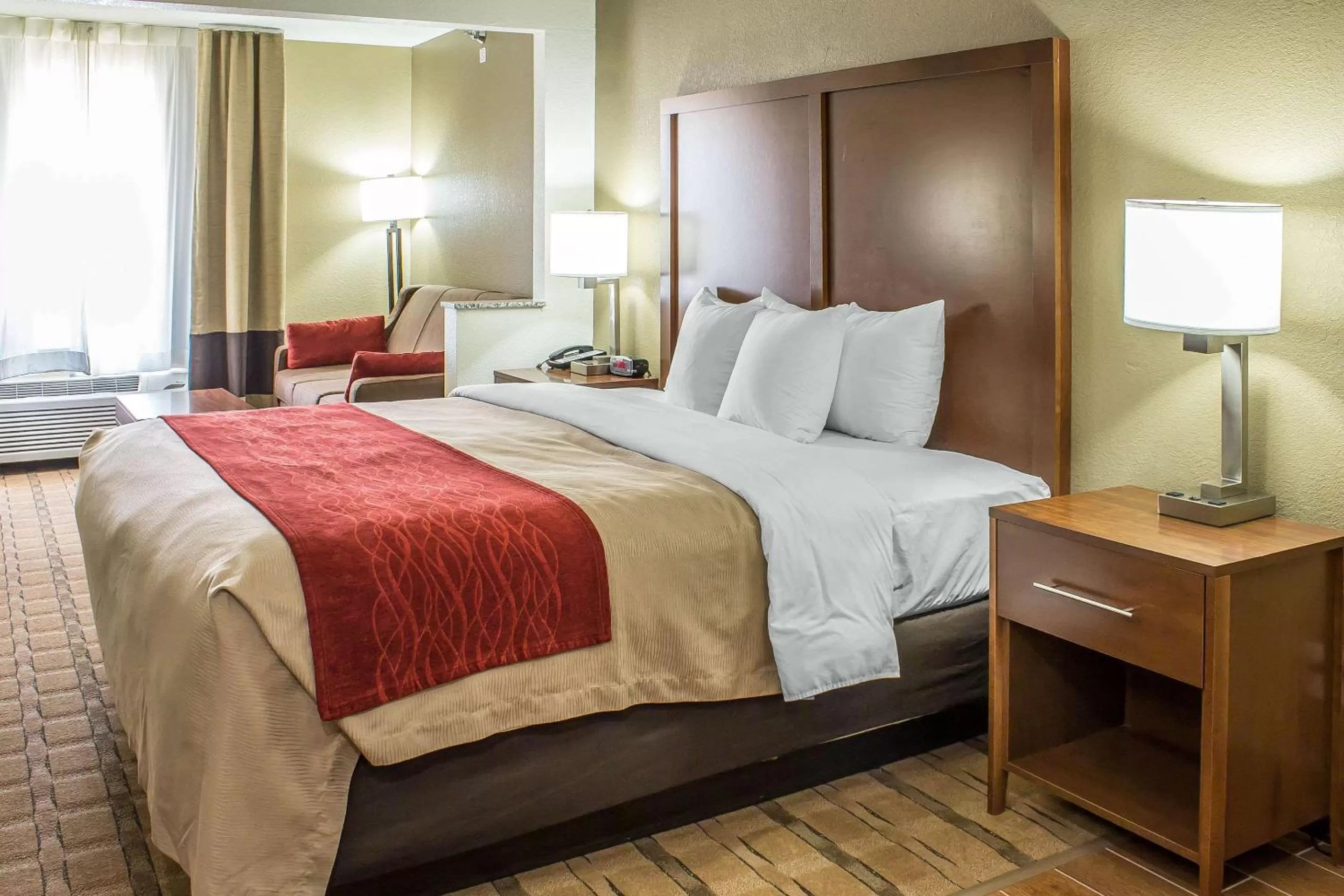 Photo of the whole room, Bed in Comfort Inn & Suites Cedar Rapids North - Collins Road