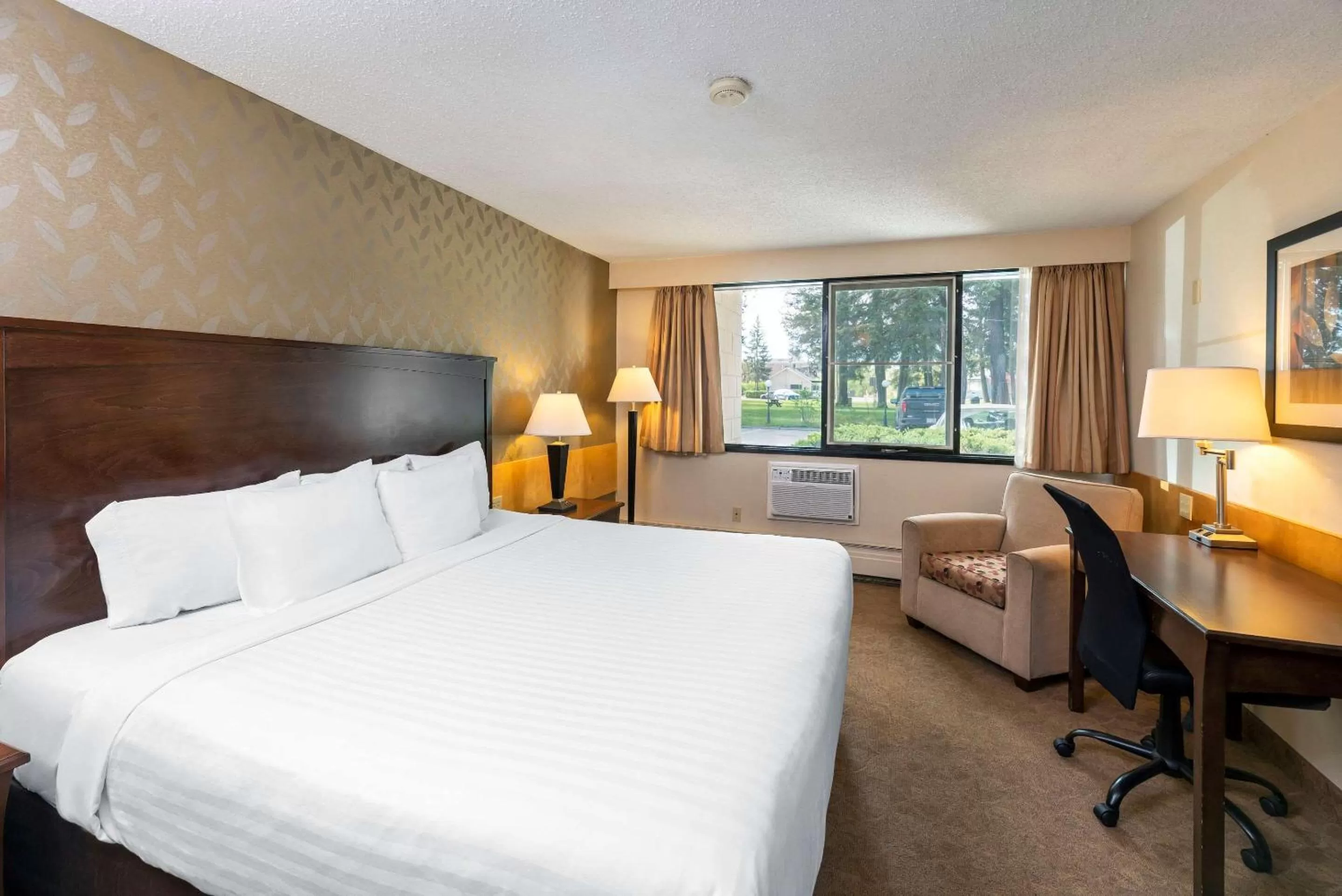 Bedroom, Bed in Prestige Riverside Lodge Quesnel