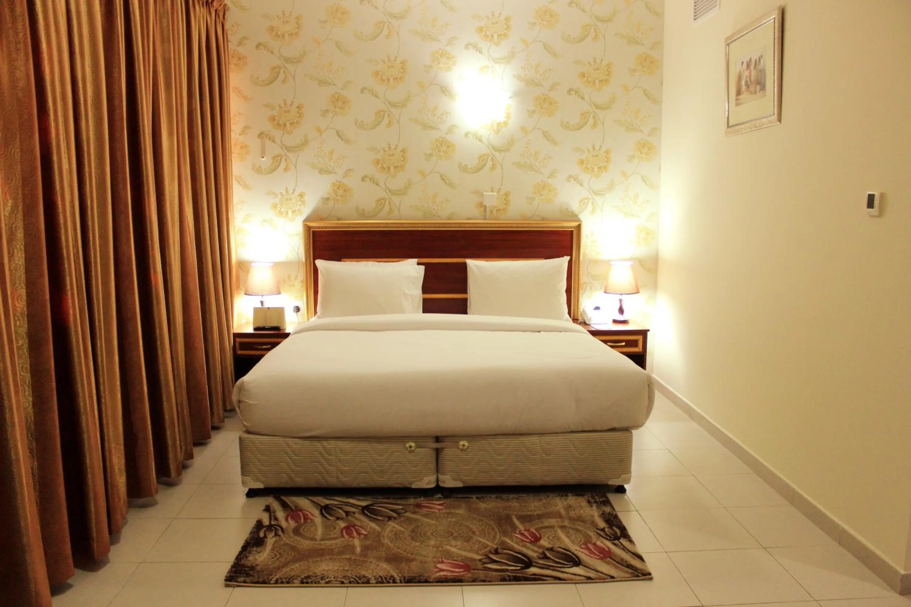 Bedroom, Bed in Montreal Naif Hotel