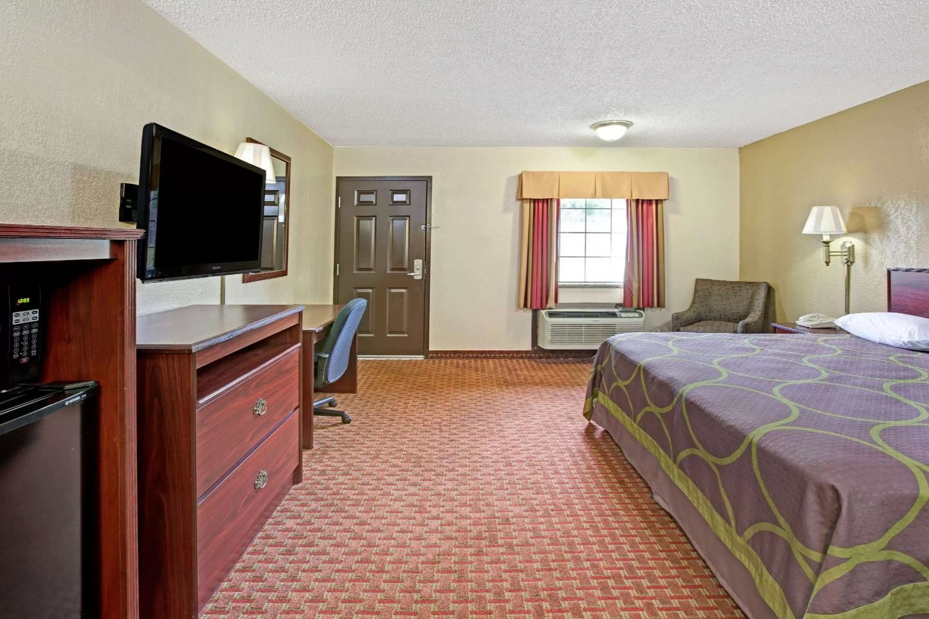 Photo of the whole room, Bed in Super 8 by Wyndham Shawnee