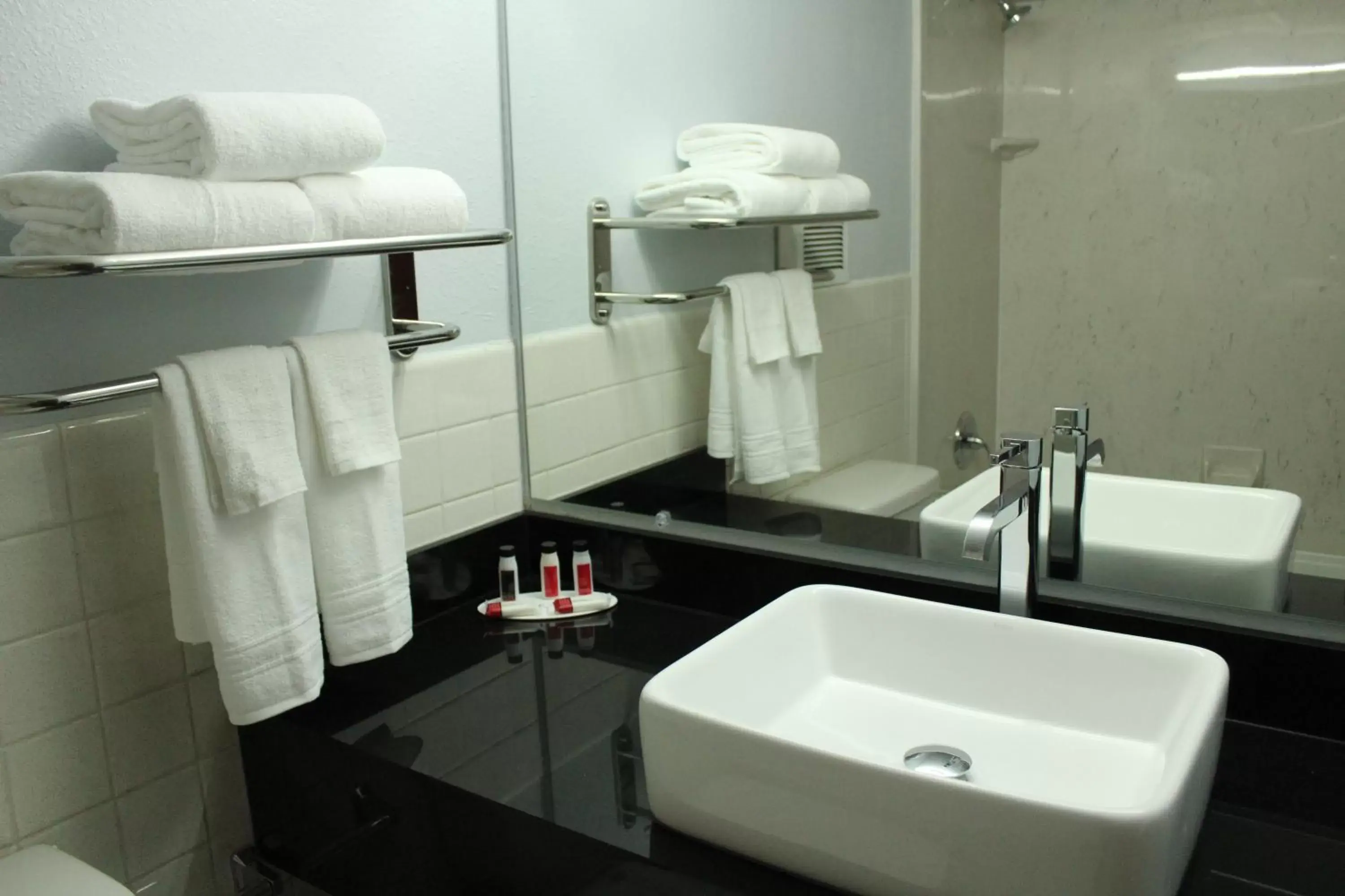 Queen Room with Two Queen Beds - Mobility Access/Non-Smoking in Travelodge by Wyndham Water's Edge Hotel - Racine Queen Room with Two Queen Beds - Mobility Access/Non-Smoking in Travelodge by Wyndham Water's Edge Hotel - Racine