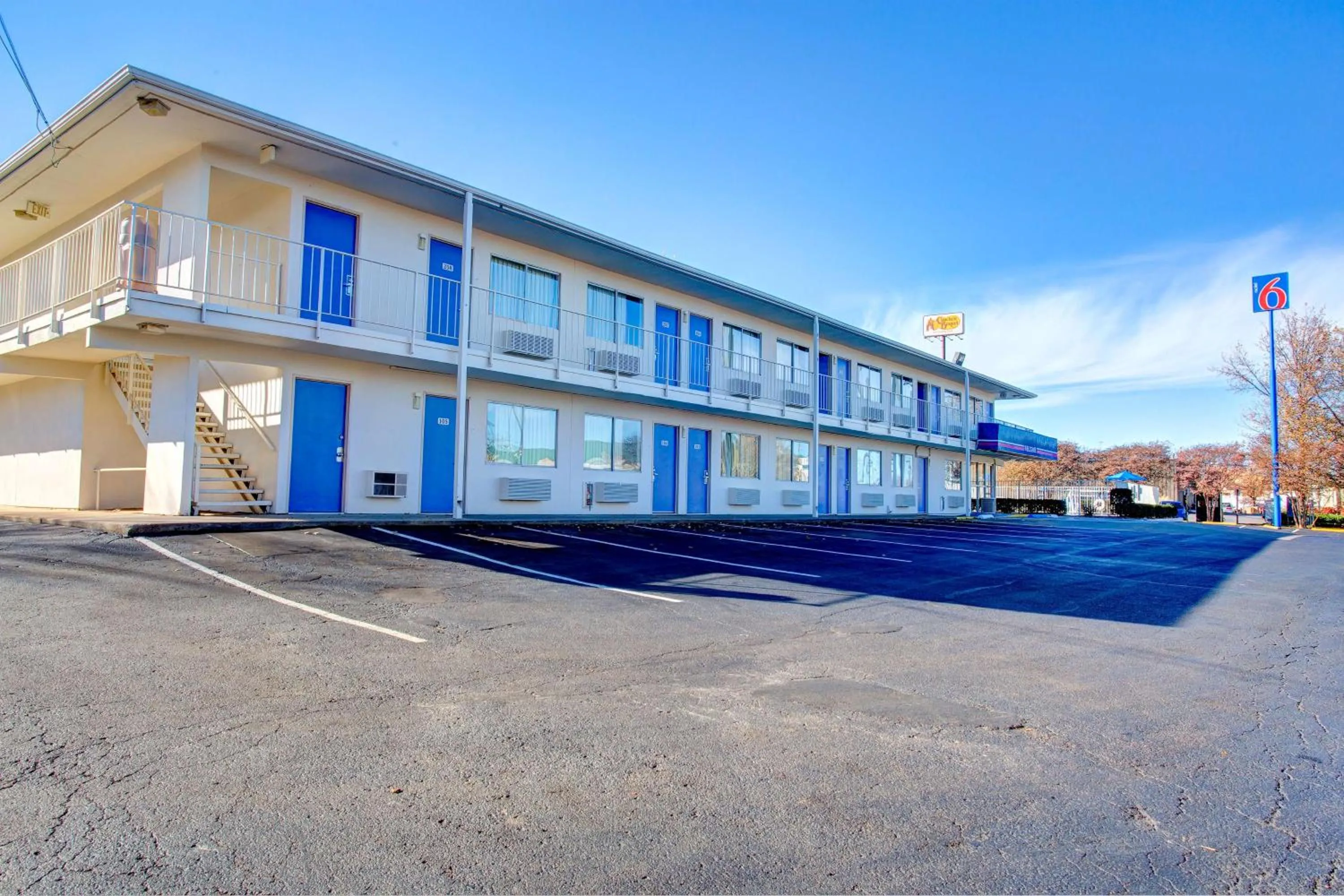 Property building in Motel 6-Murfreesboro, TN