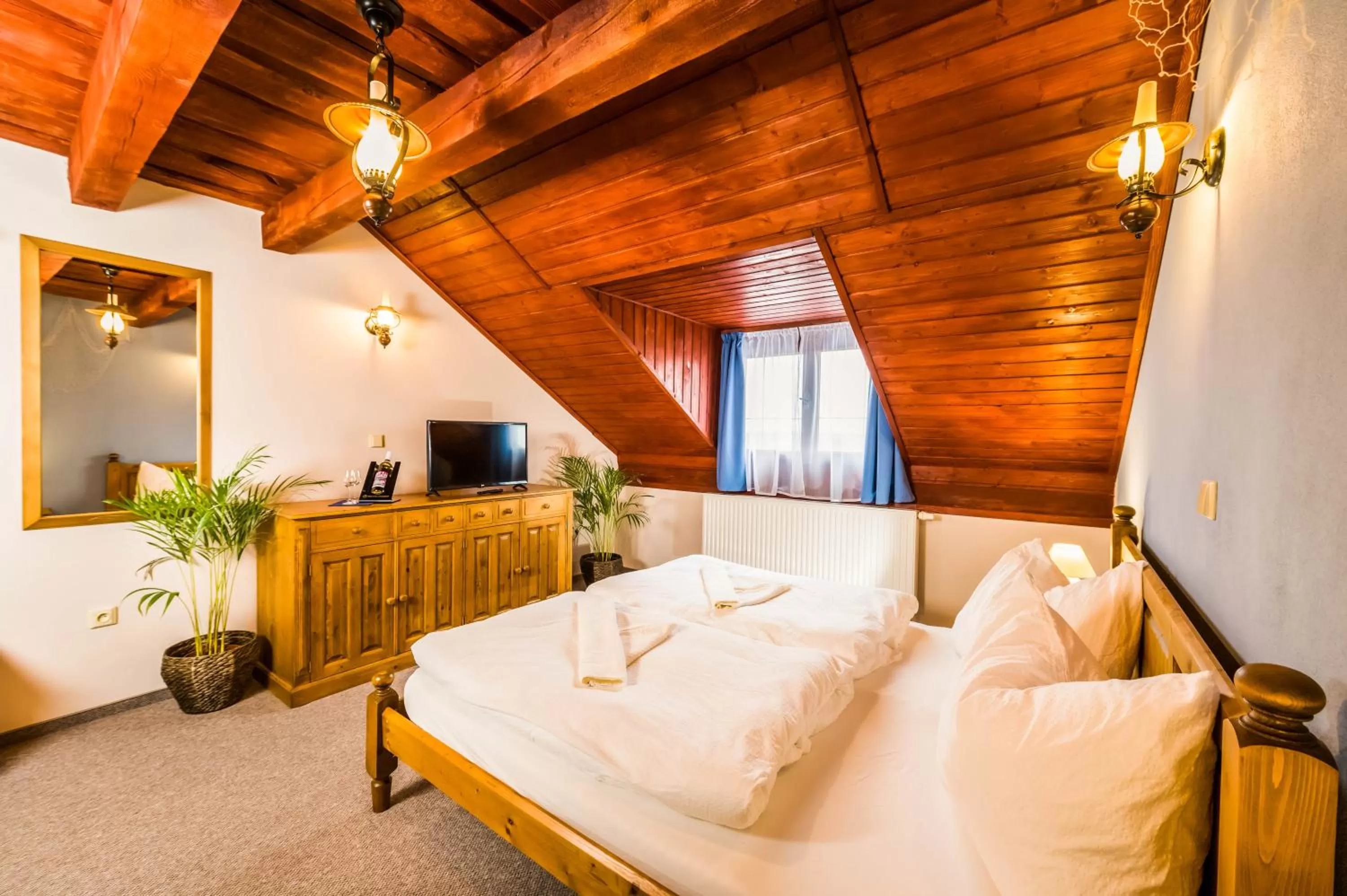 Photo of the whole room, Bed in La Port