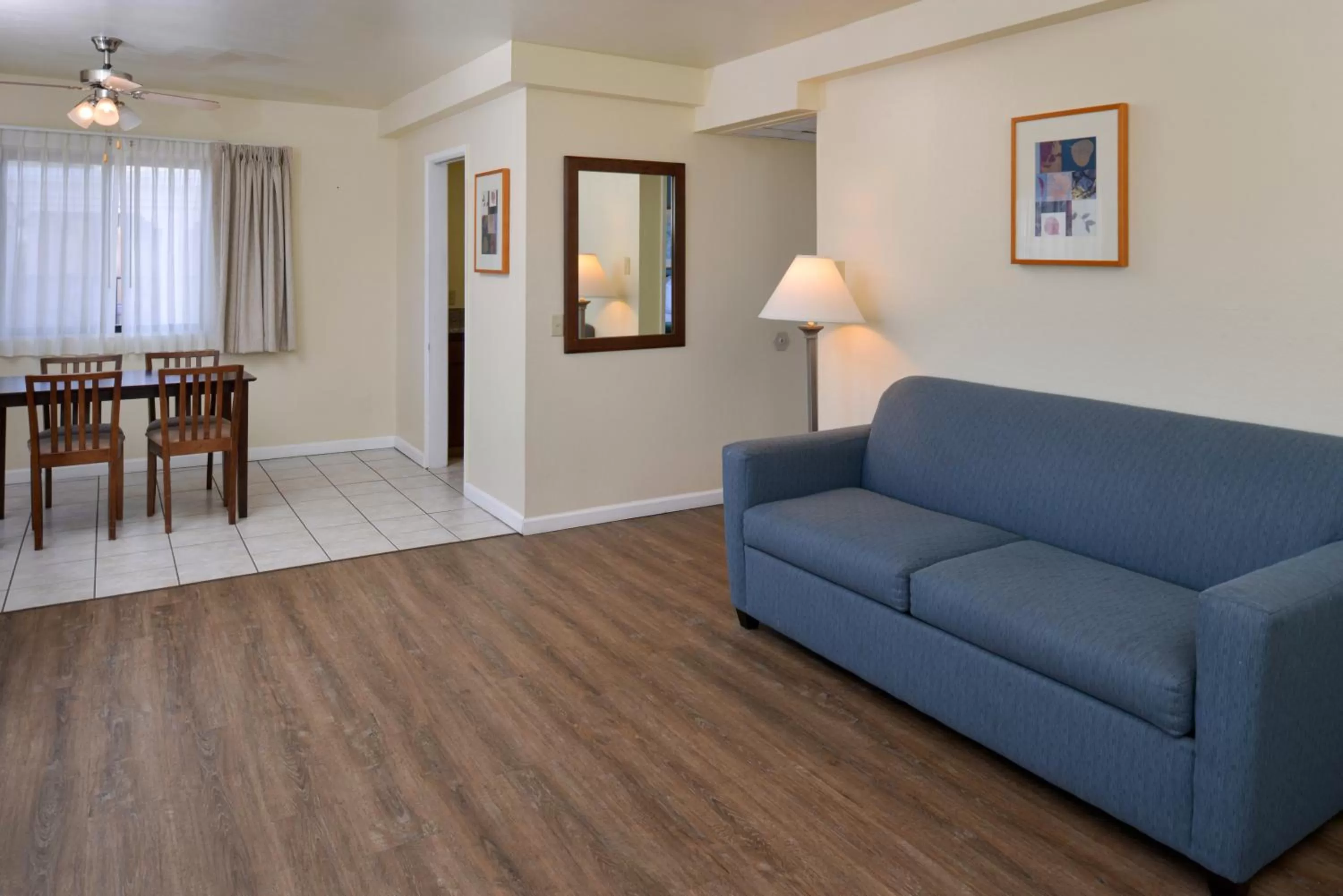 Living room in Edgewater Inn and Suites