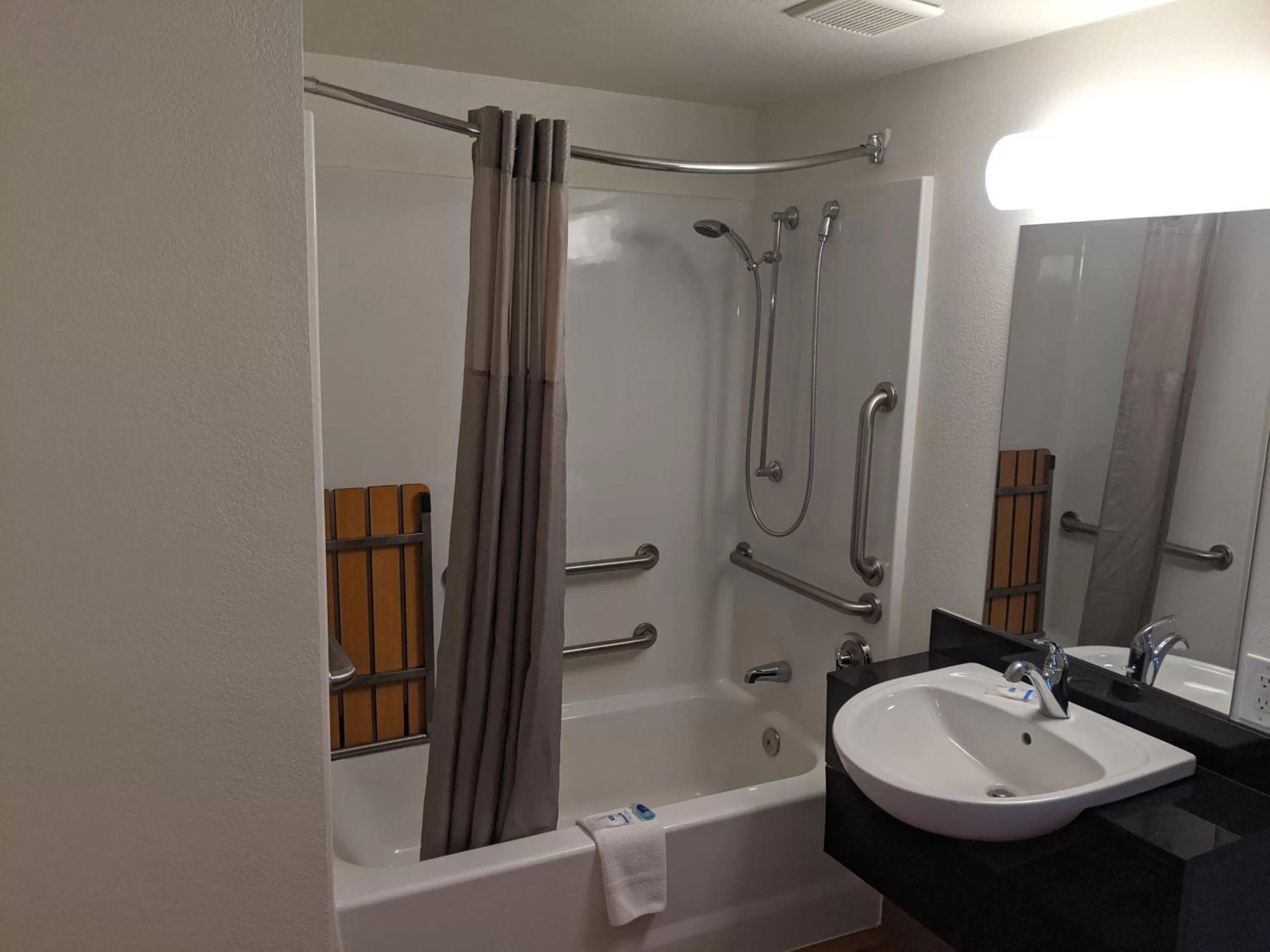 Bathroom in Rodeway Inn Altoona Orchard Plaza