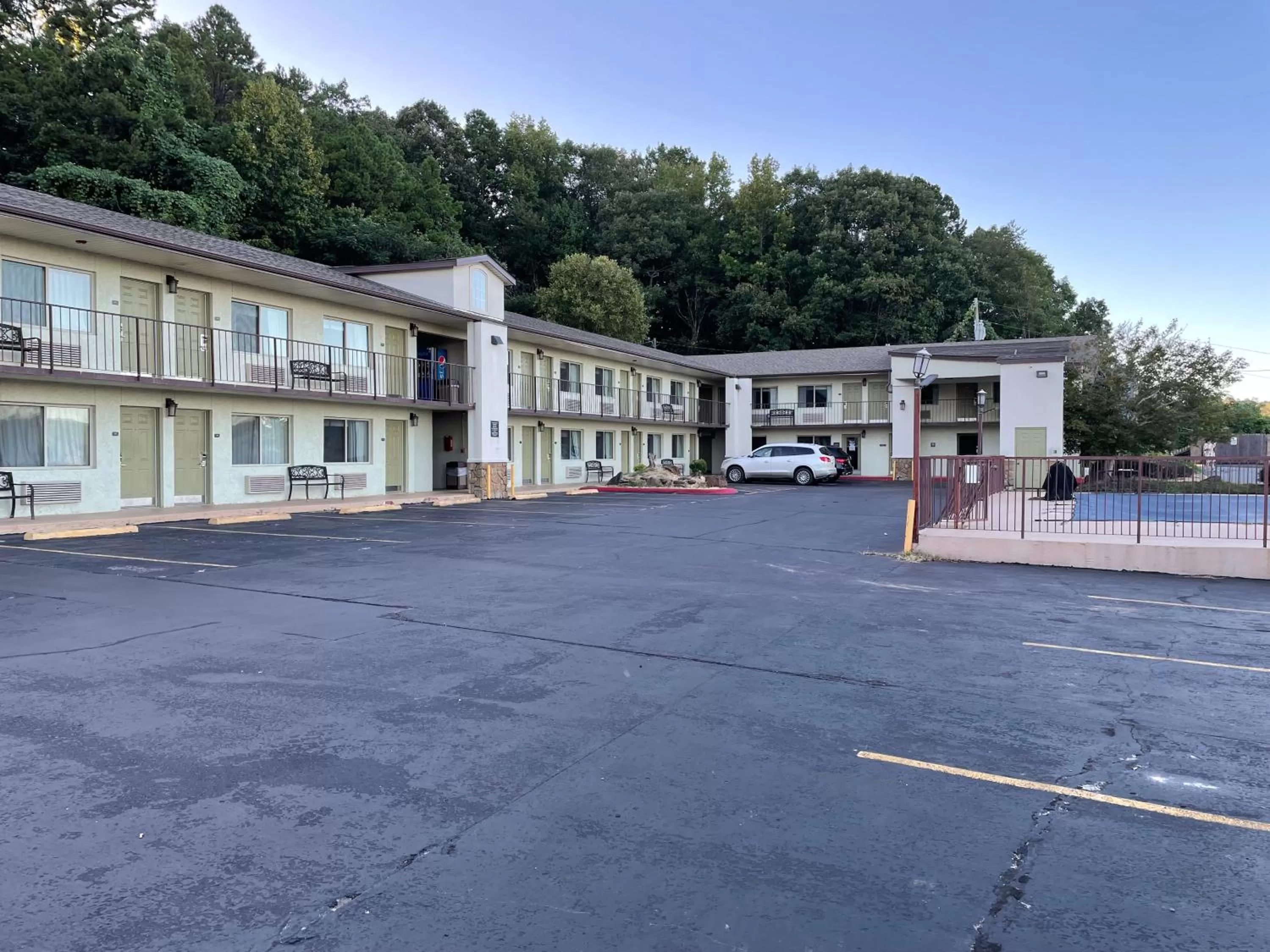 Property building in Quality Inn Clinton North