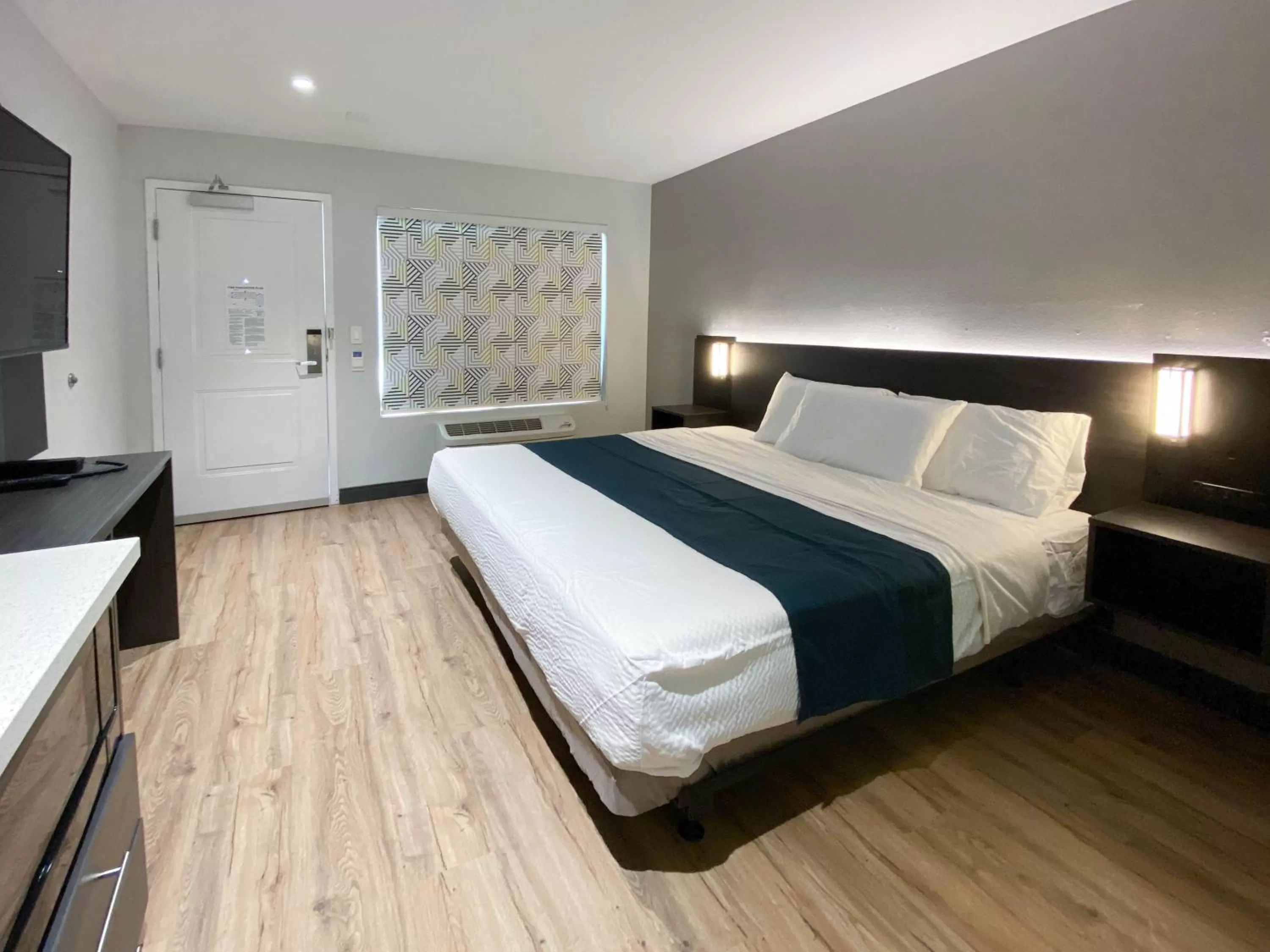 Bed in Studio 6 Suites Stockton, CA Waterfront