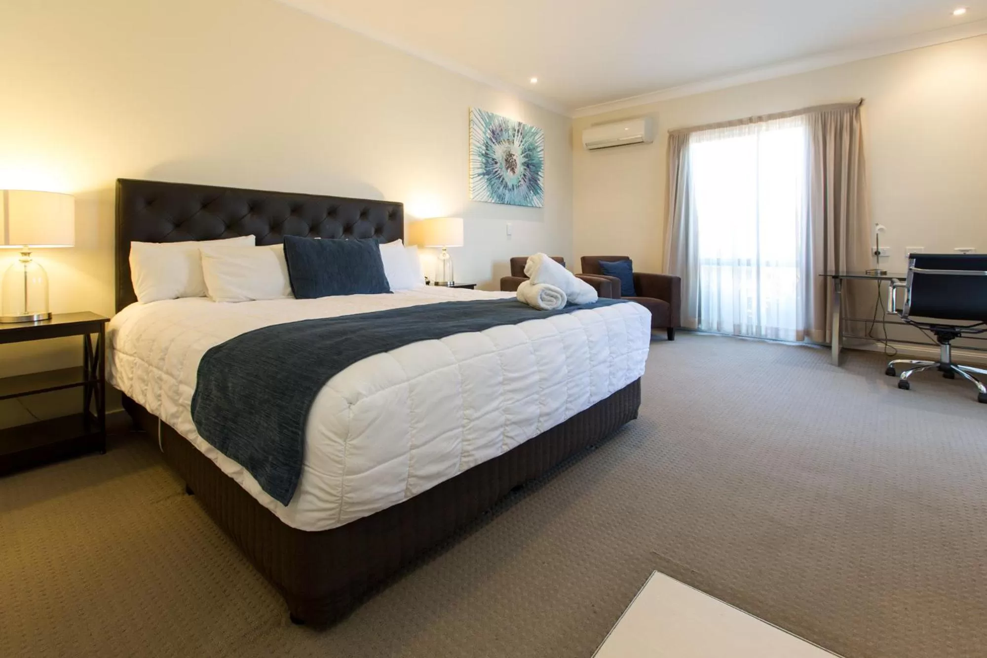 Bed in Lincoln Cottage Motor Inn