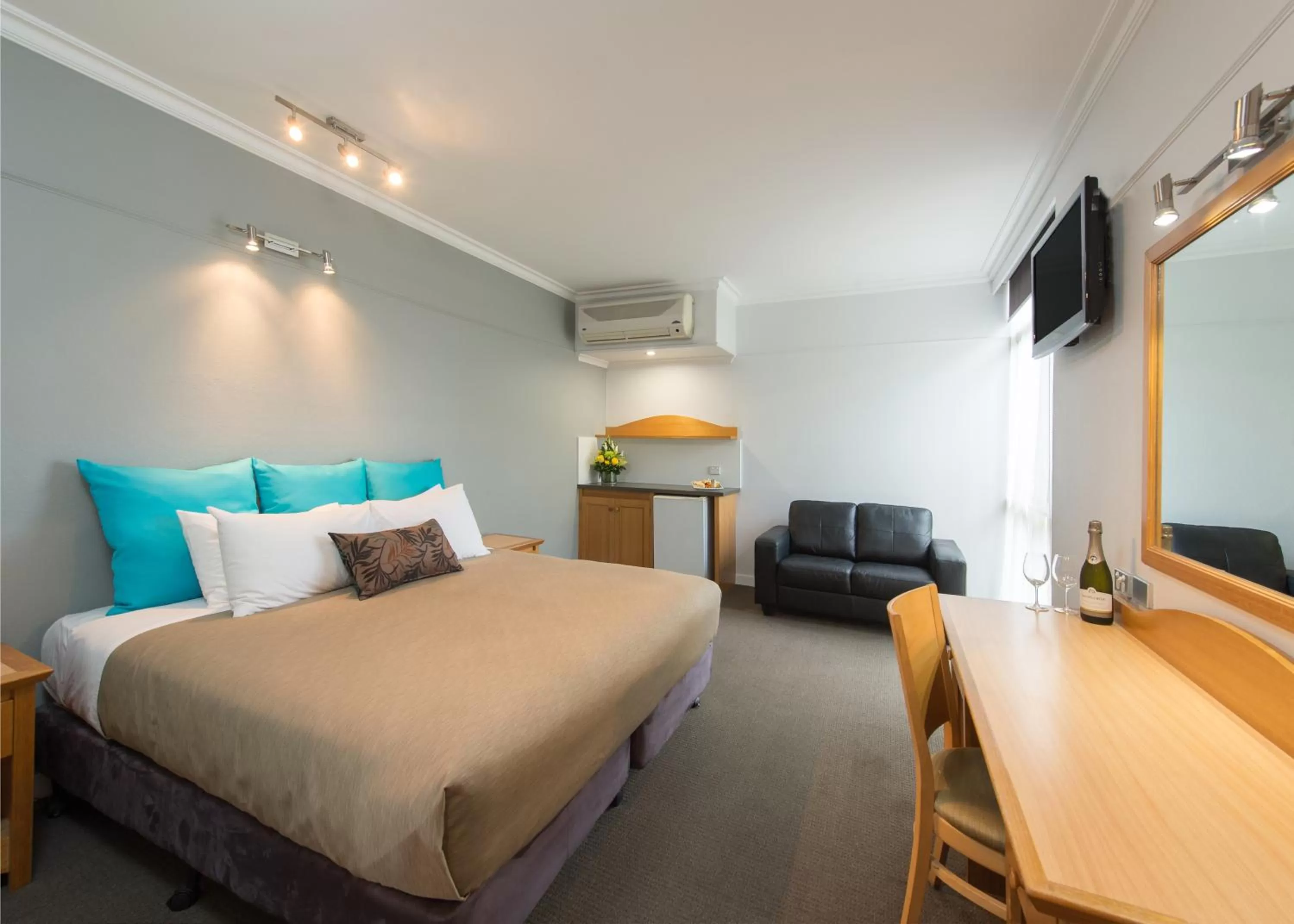 Bedroom, Bed in Berri Hotel