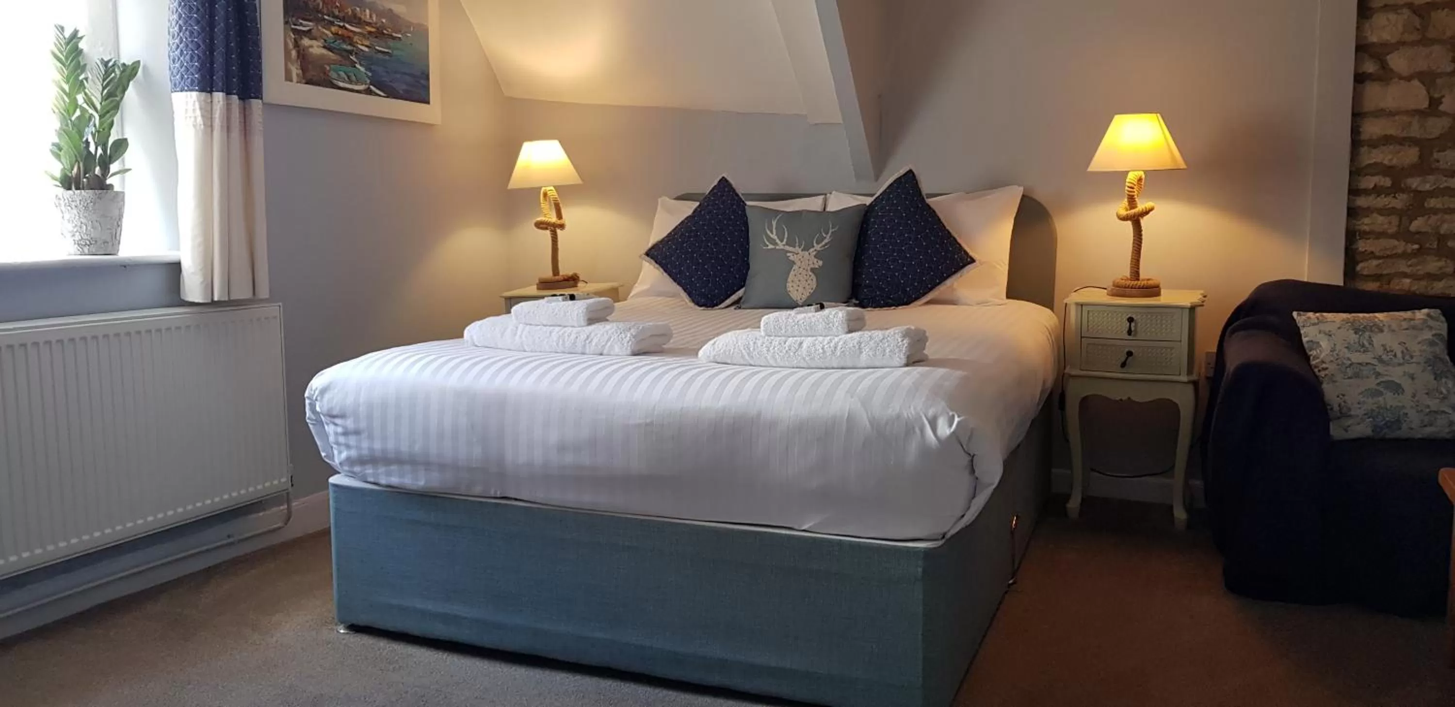 Bedroom, Bed in The Kings Arms Hotel