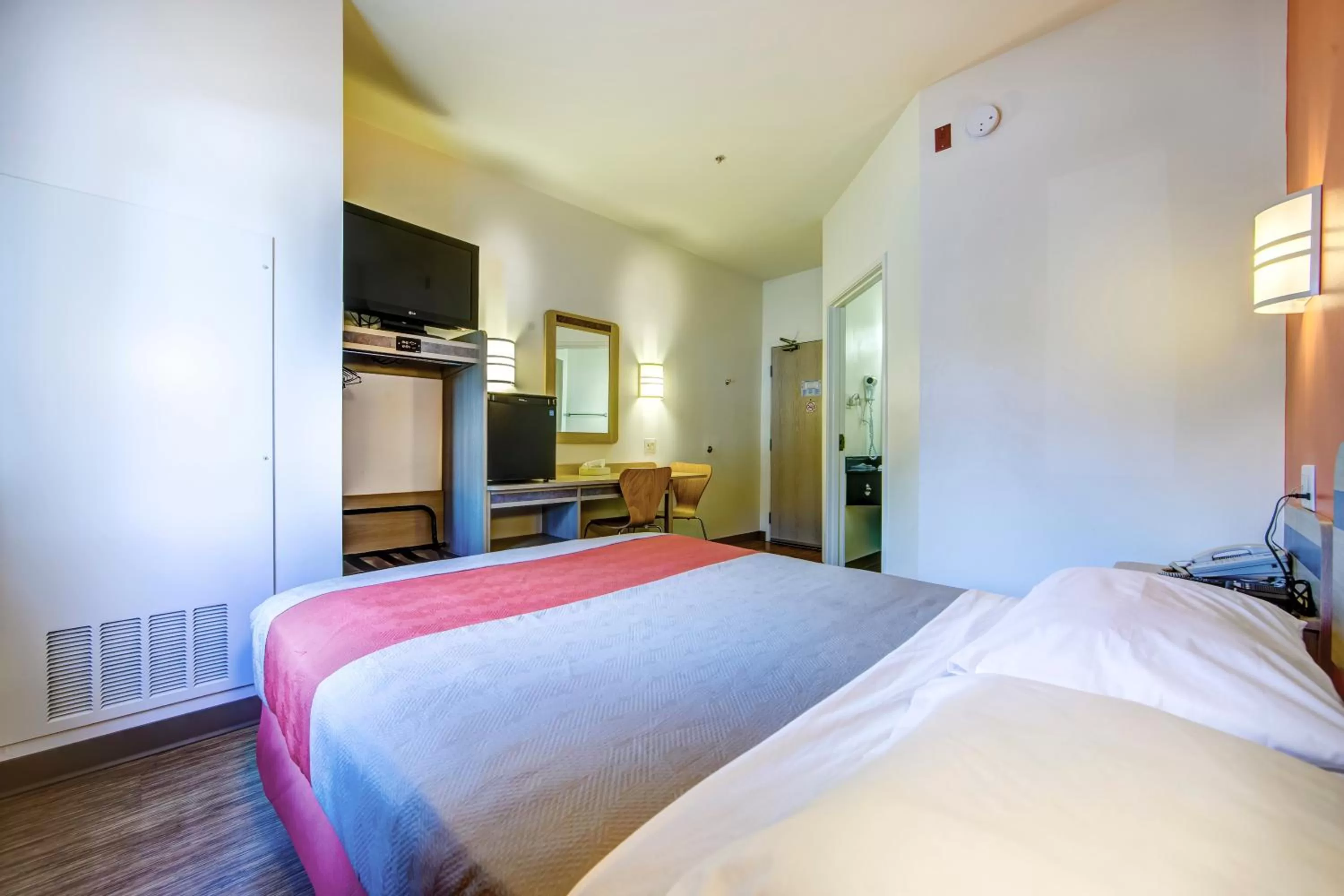 Bed in Motel 6-Burlington, ON - Toronto West - Oakville