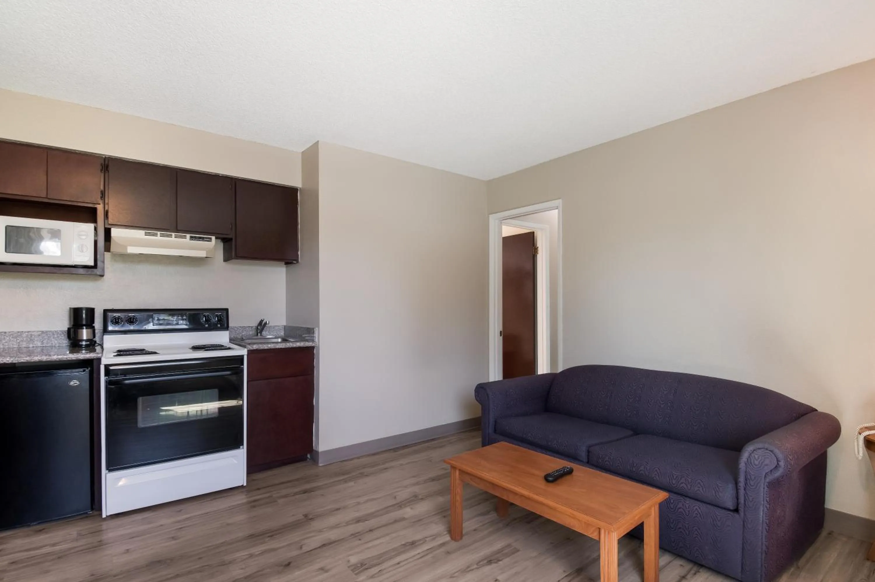 Kitchen or kitchenette in Rodeway Inn & Suites Portland West - Beaverton