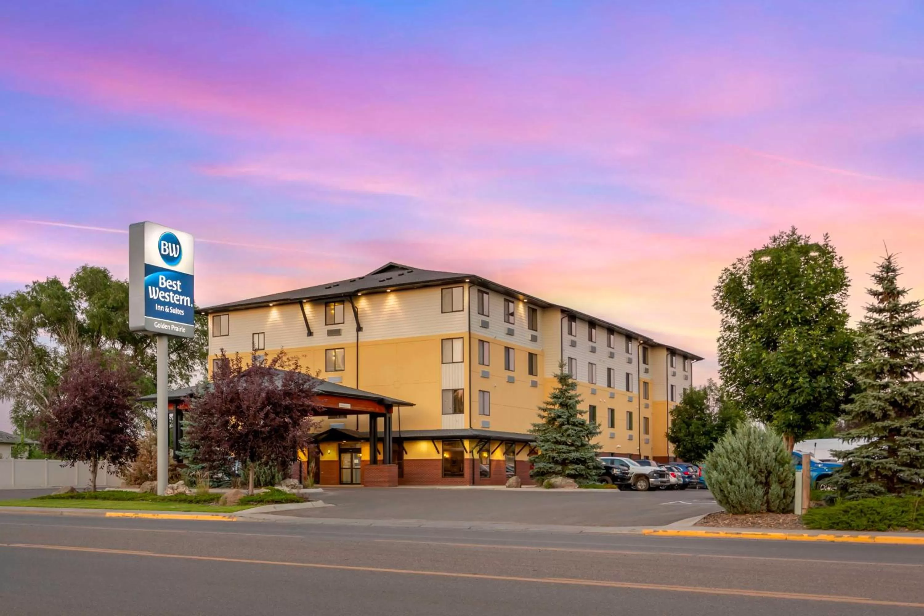 Property building in Best Western Golden Prairie Inn and Suites