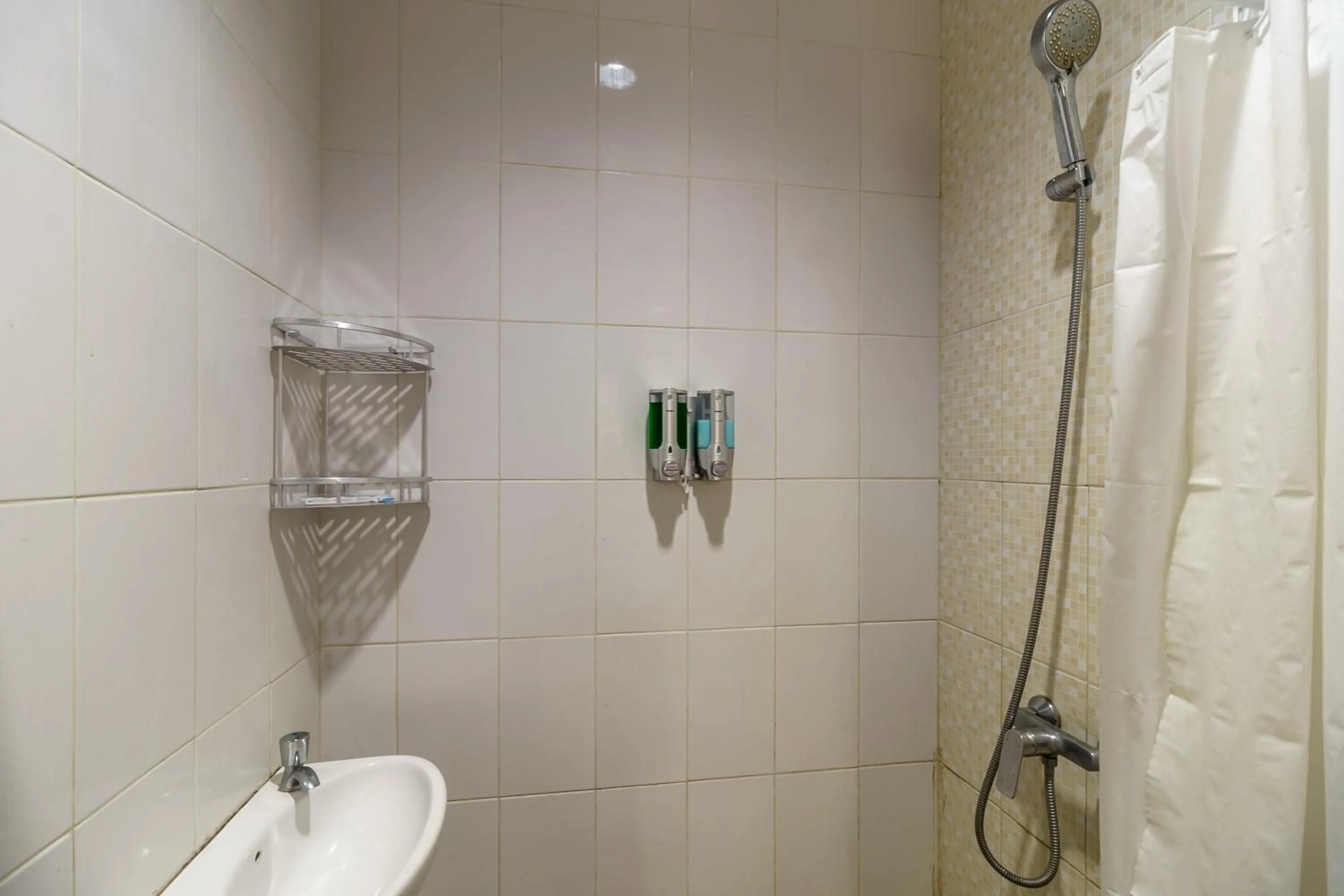 RedDoorz Plus near Exit Toll Puncak 2