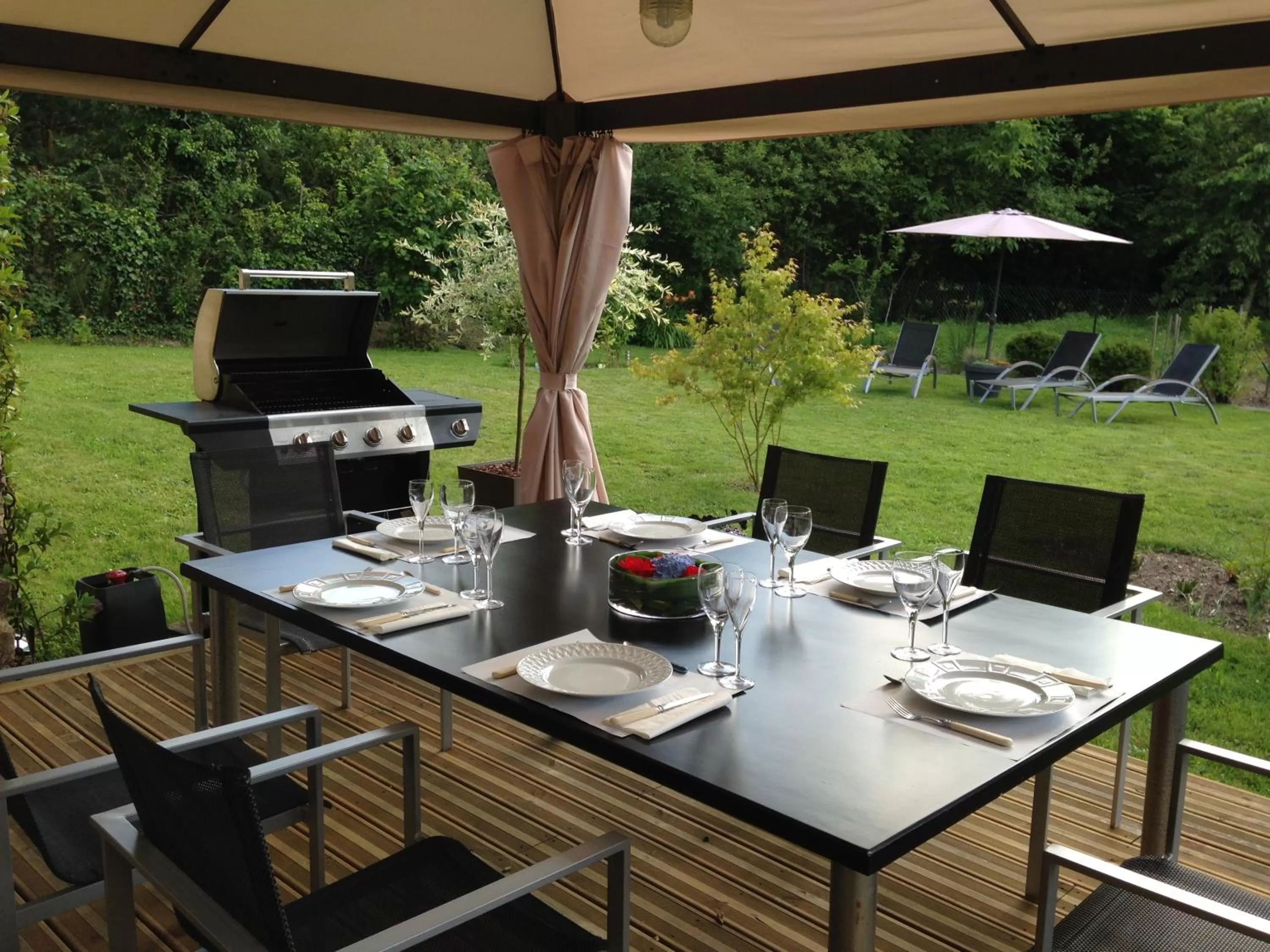 Patio, Restaurant/Places to Eat in Les Chambres Lauryvan