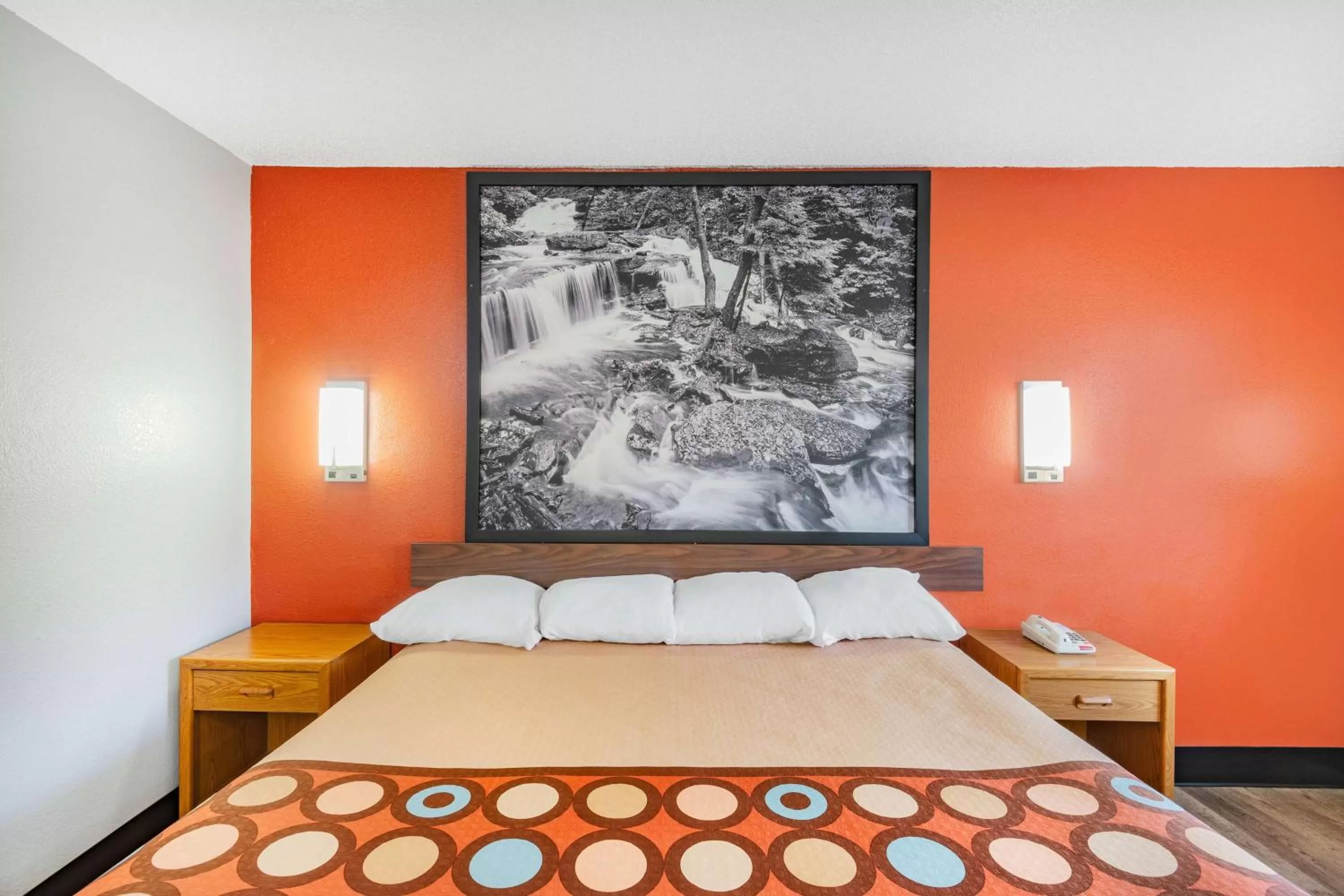 Photo of the whole room, Bed in Super 8 by Wyndham Waynesburg