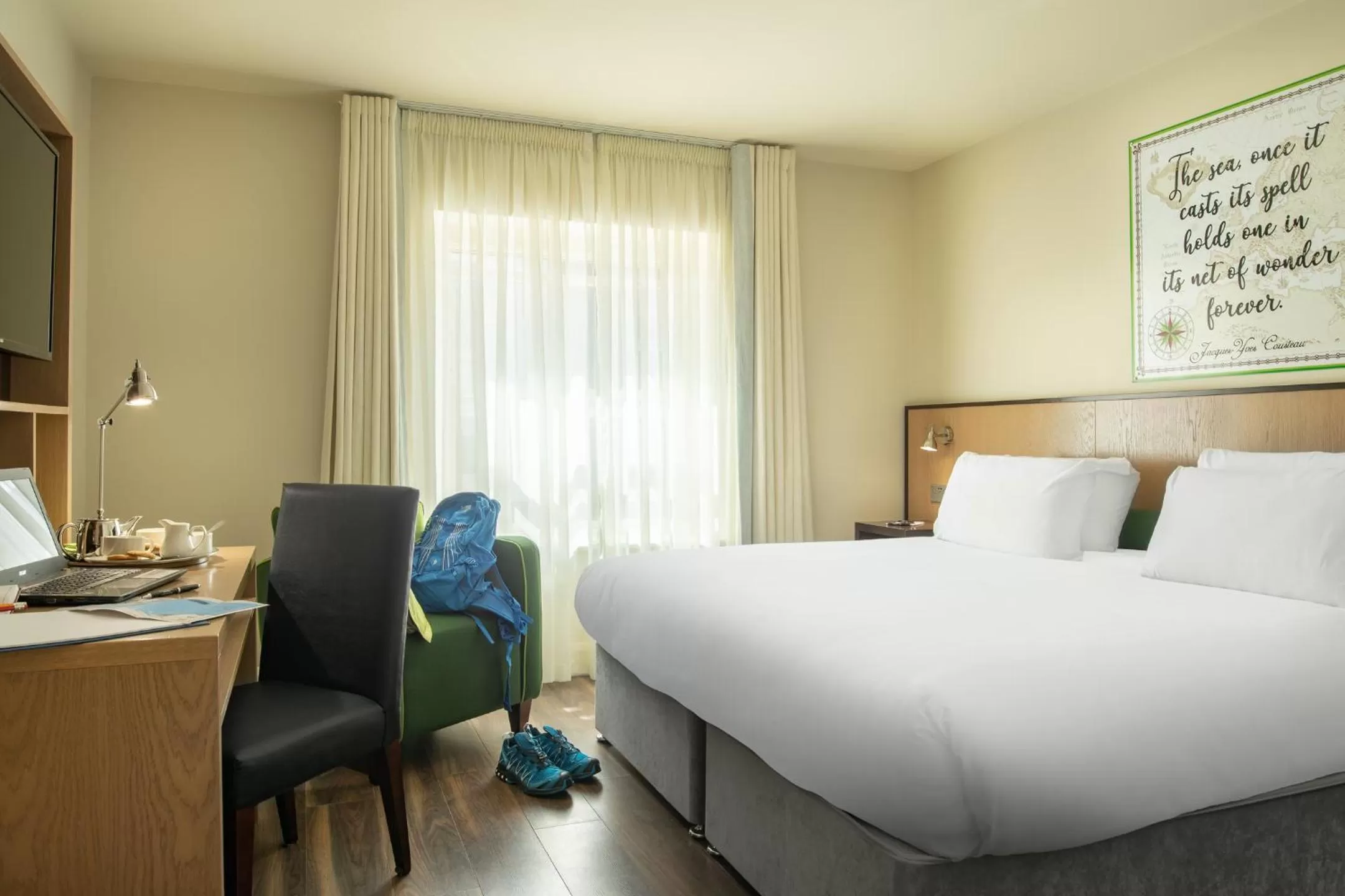 Bedroom, Bed in The Mariner, Westport