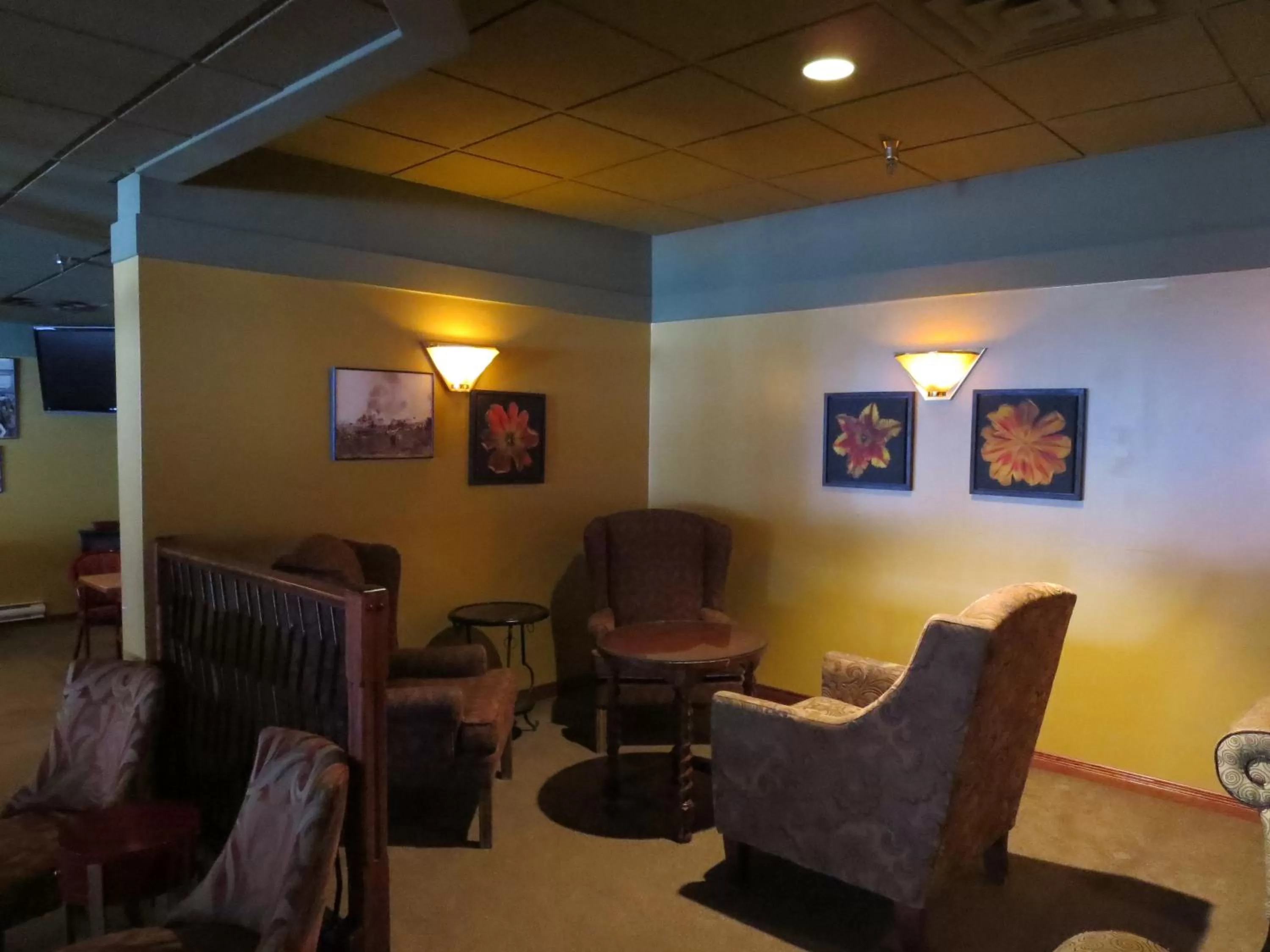 Lounge or bar in Town and Mountain Hotel