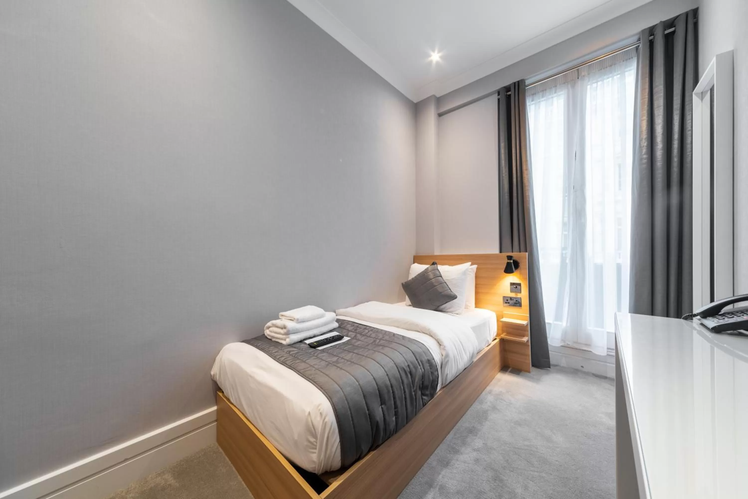 Bedroom, Bed in Gainsborough Hotel