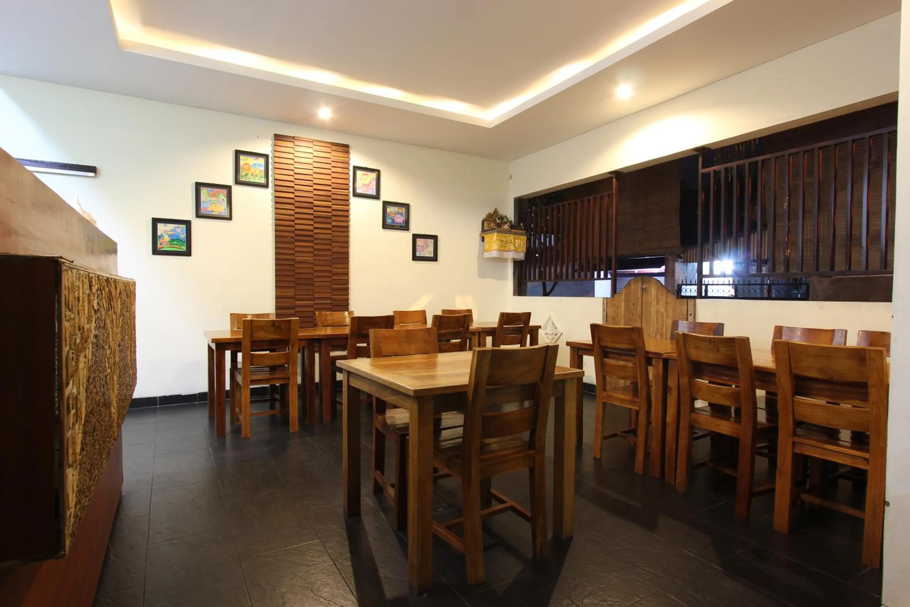 Restaurant/places to eat in Surya Inn