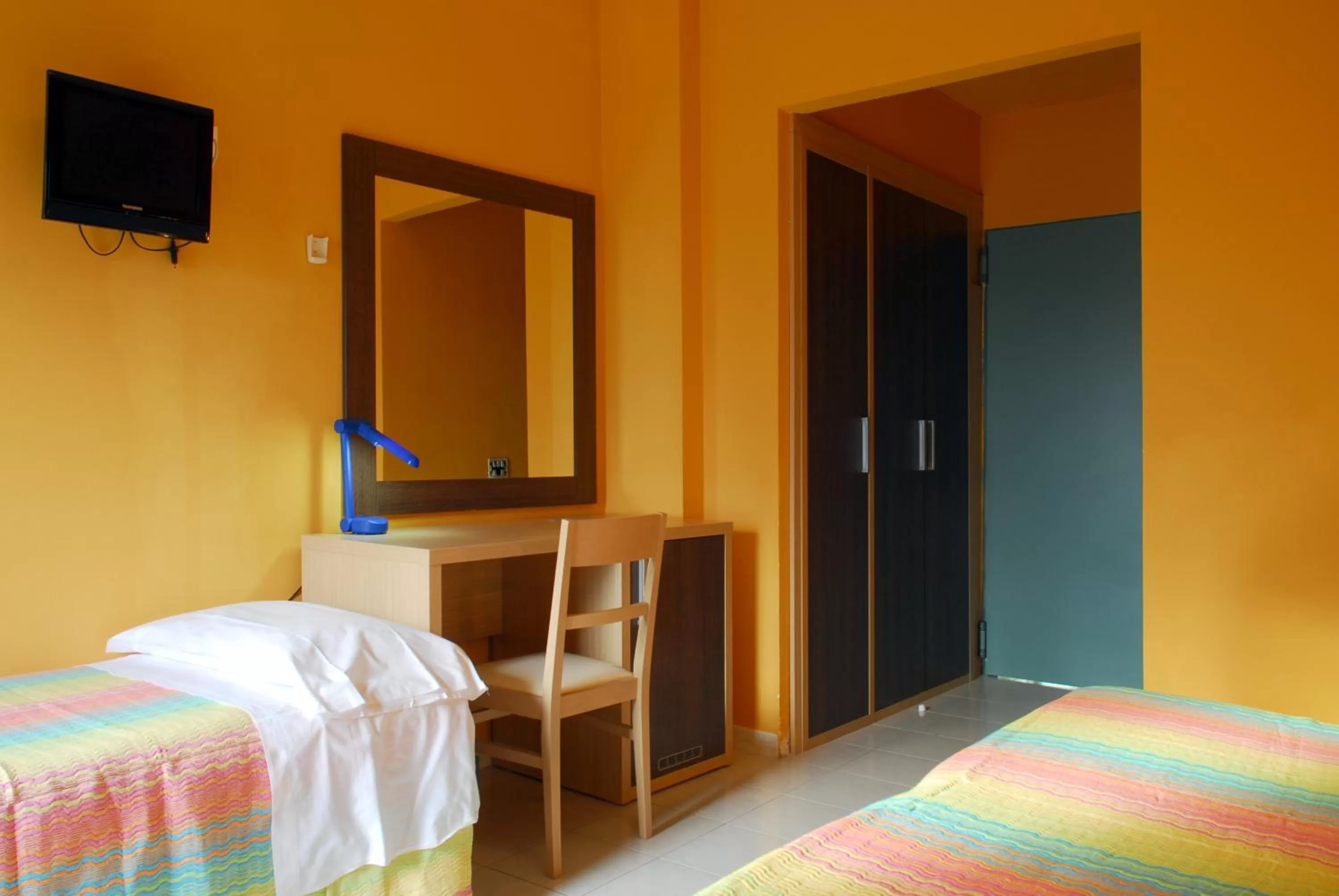 Seating area, Bed in Hotel Michelangelo