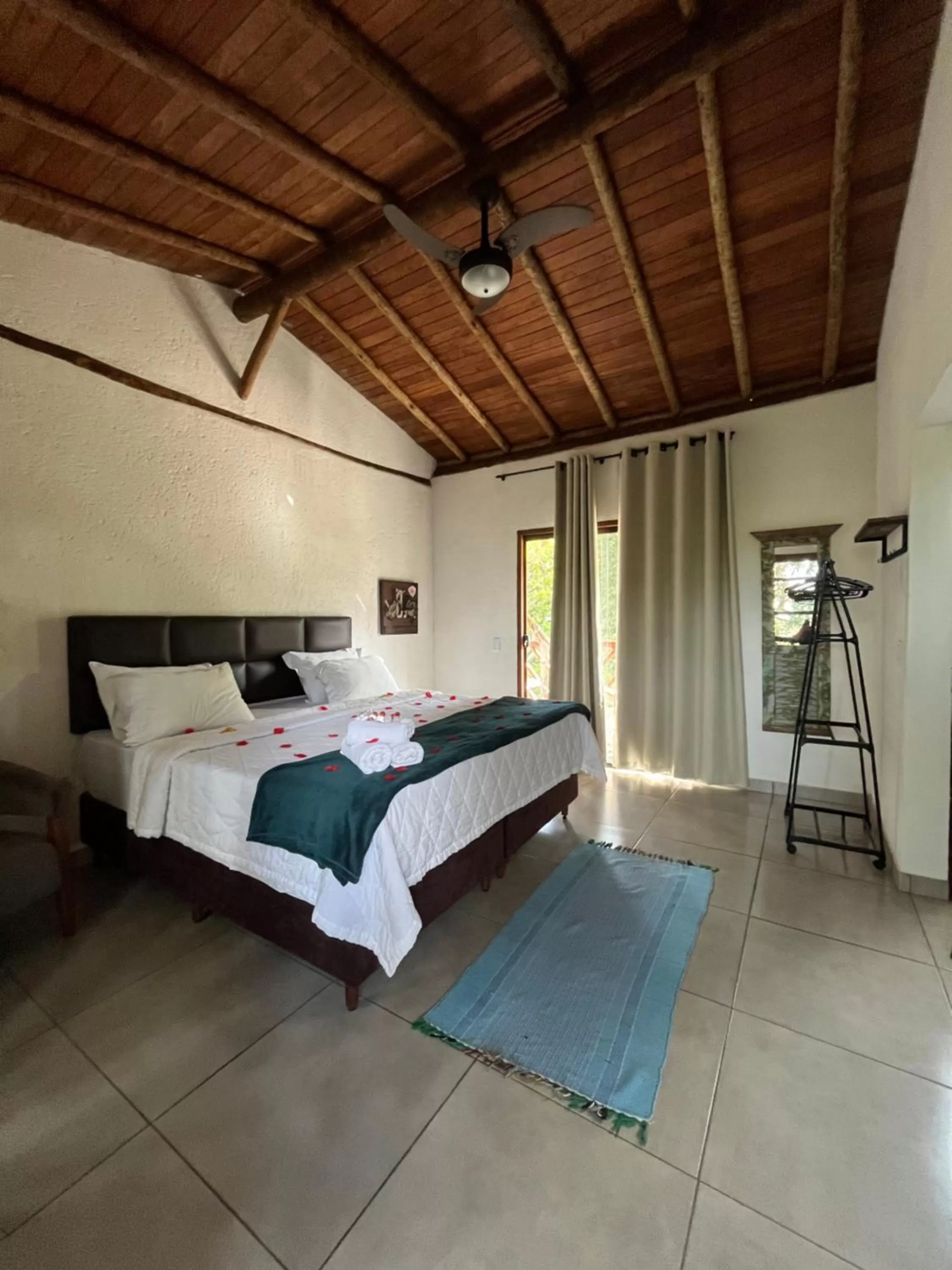 Bed in A Mi Manera Pousada , cerveja própria e Bistrô !