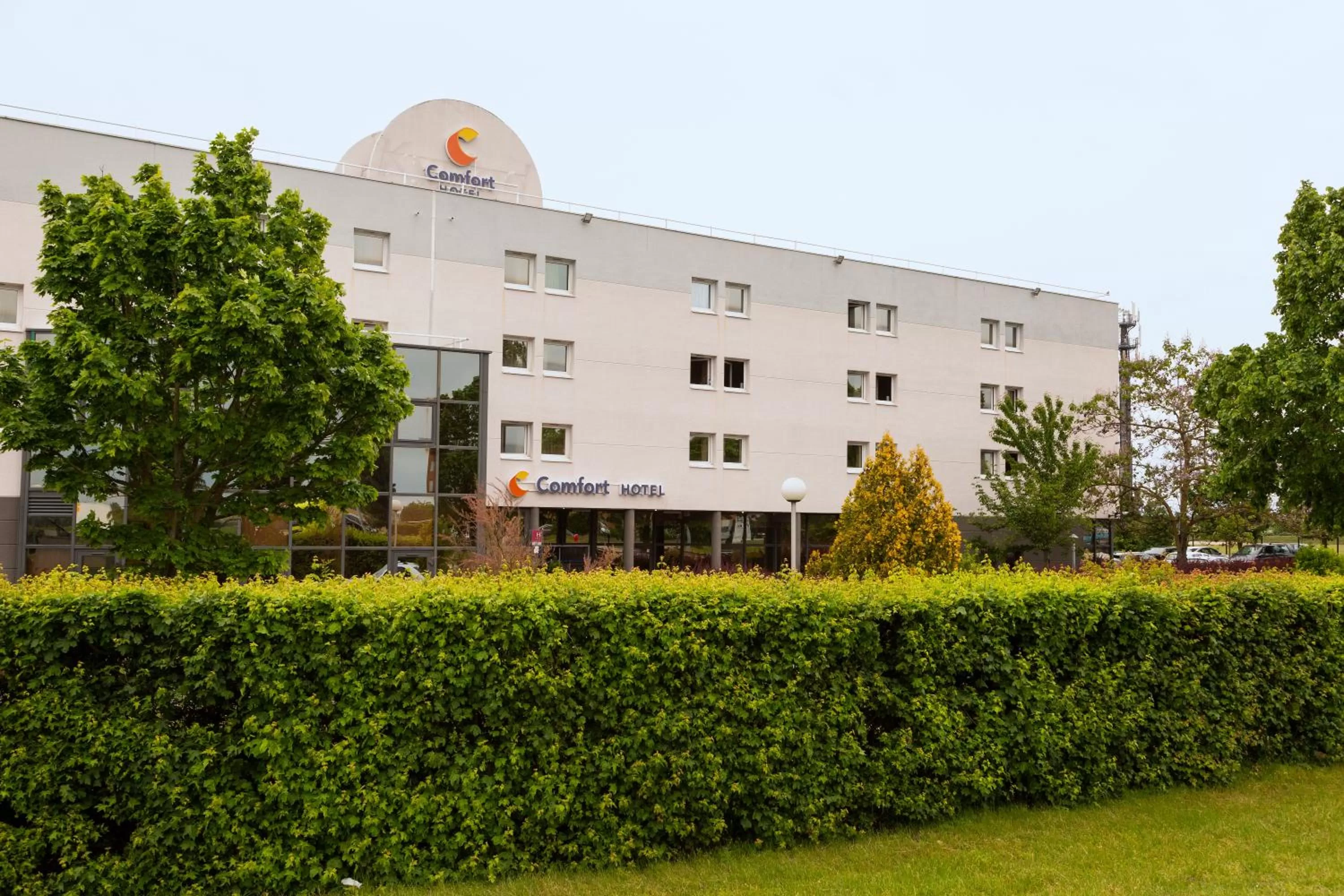 Property building in Comfort Hotel Aeroport Lyon St Exupery