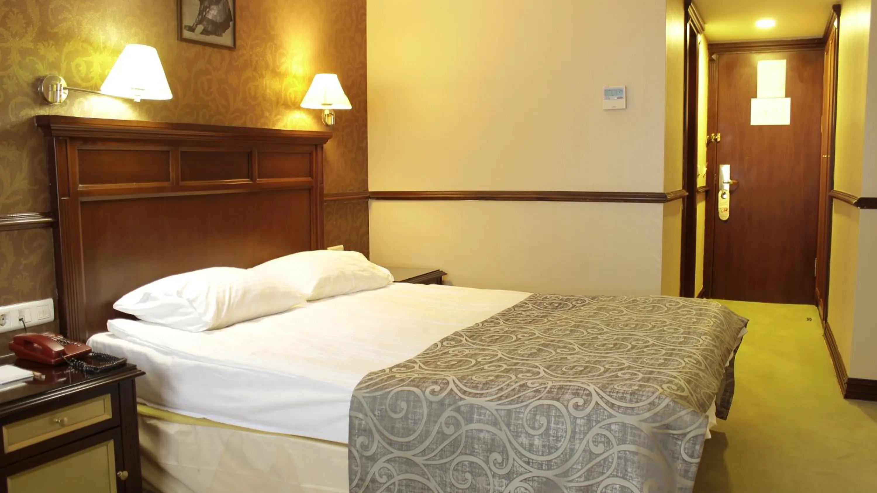 Photo of the whole room, Bed in Topkapi Inter Istanbul Hotel