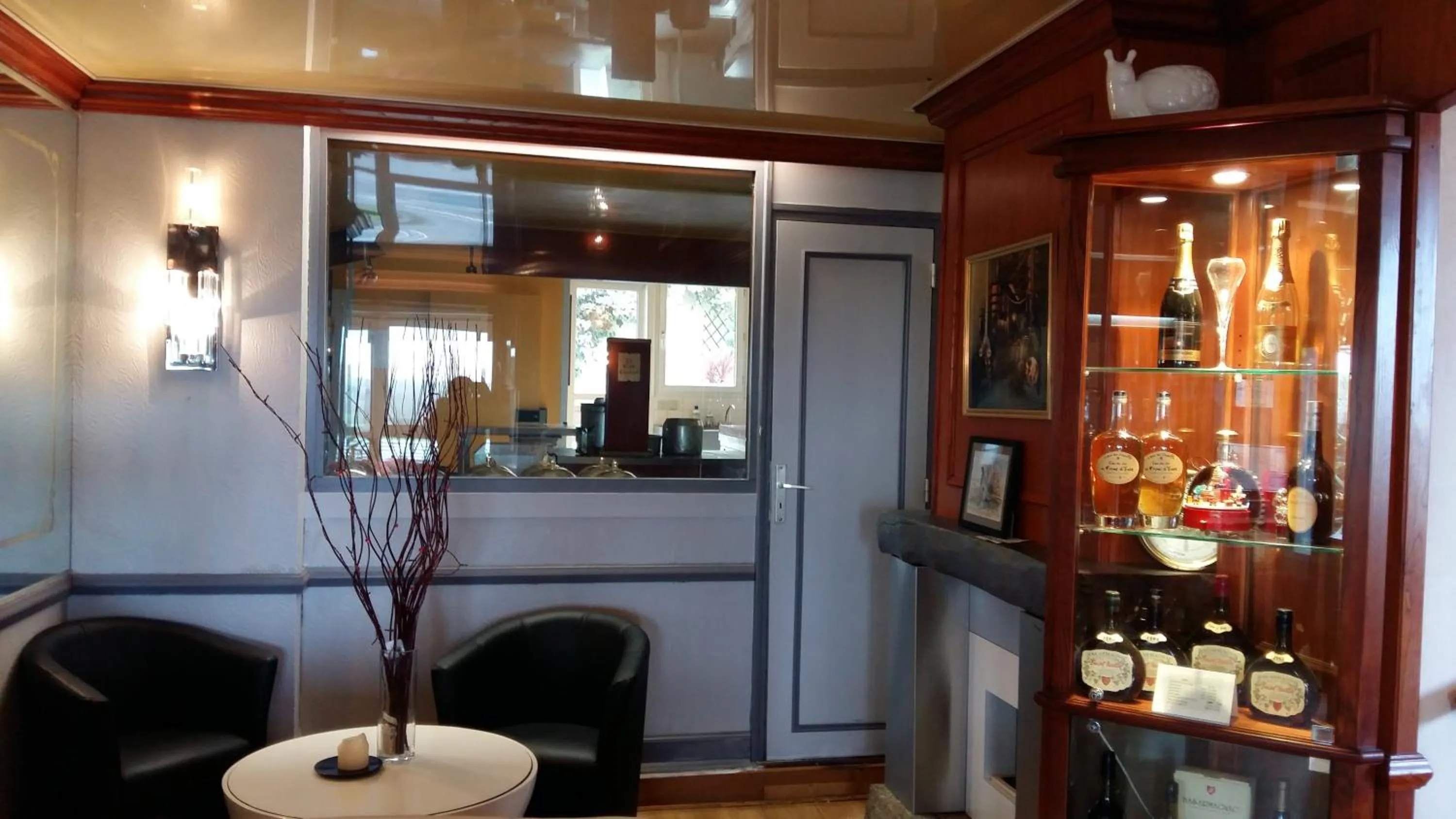 Communal lounge/ TV room in Le Clos Champel Hôtel Restaurant Logis