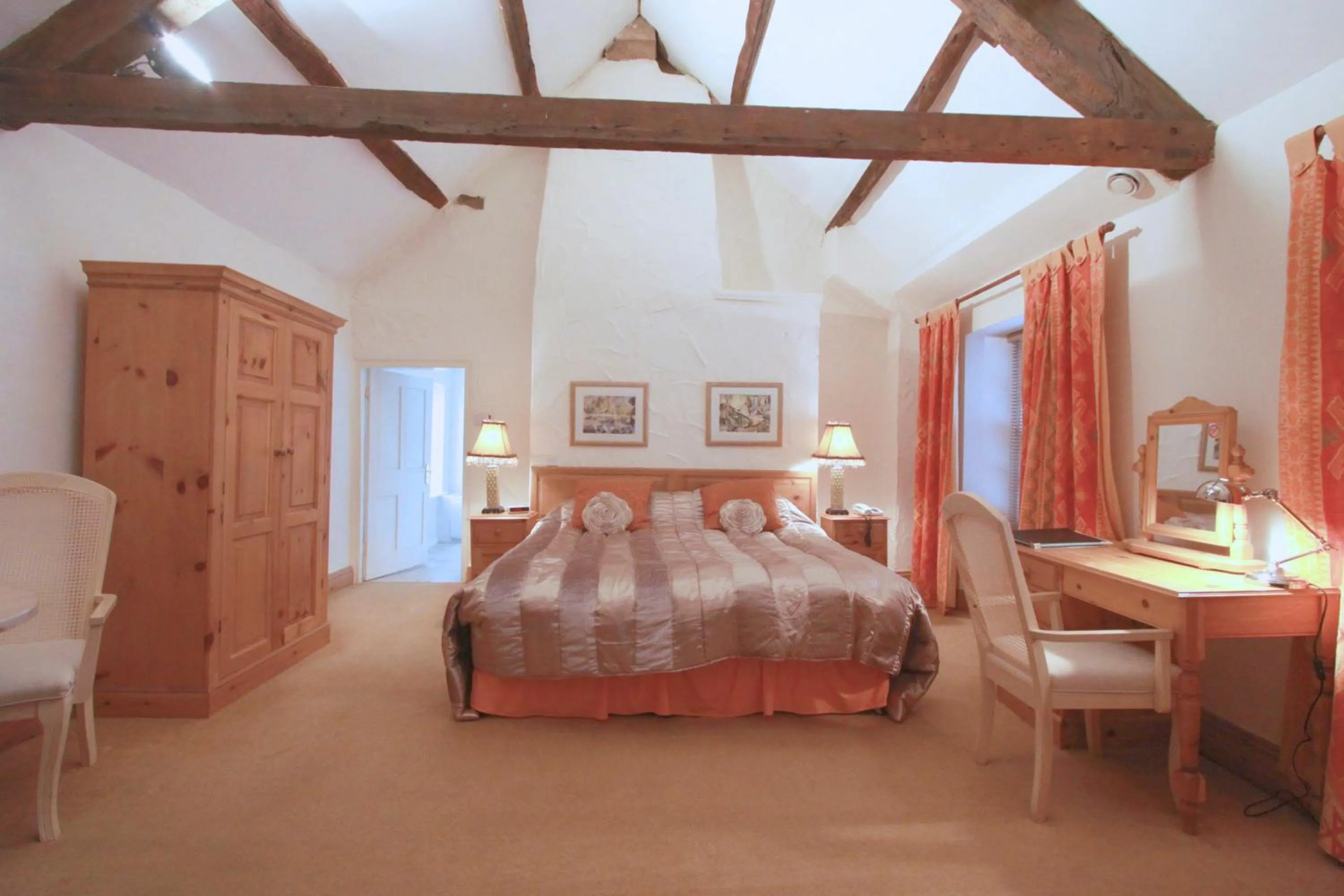 Photo of the whole room, Bed in Centre Of Britain Hotel