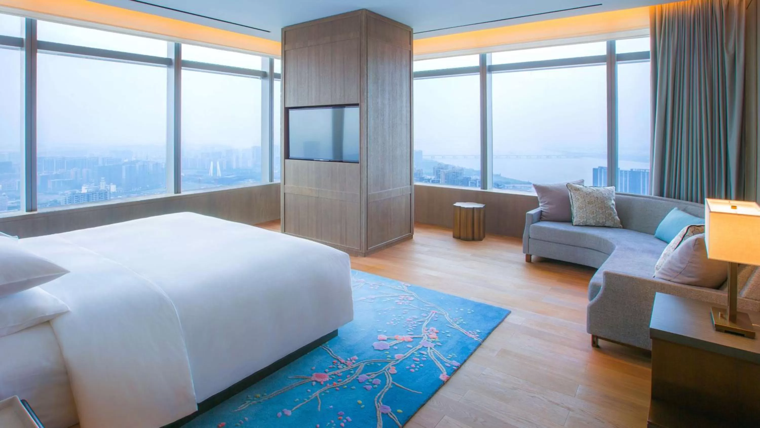 Photo of the whole room, Bed in Park Hyatt Hangzhou