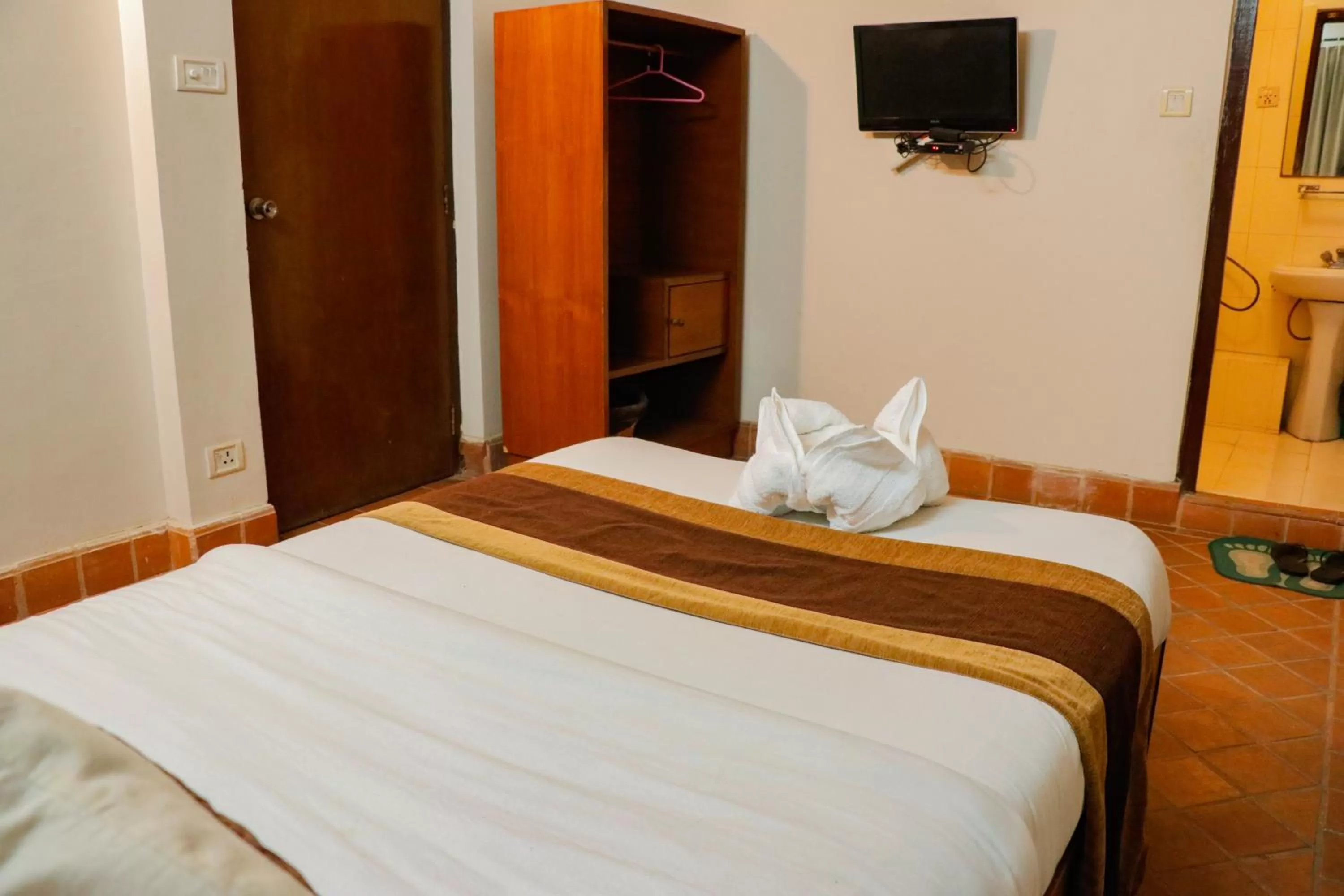 Communal lounge/ TV room, Bed in Hotel ThorongLa Thamel