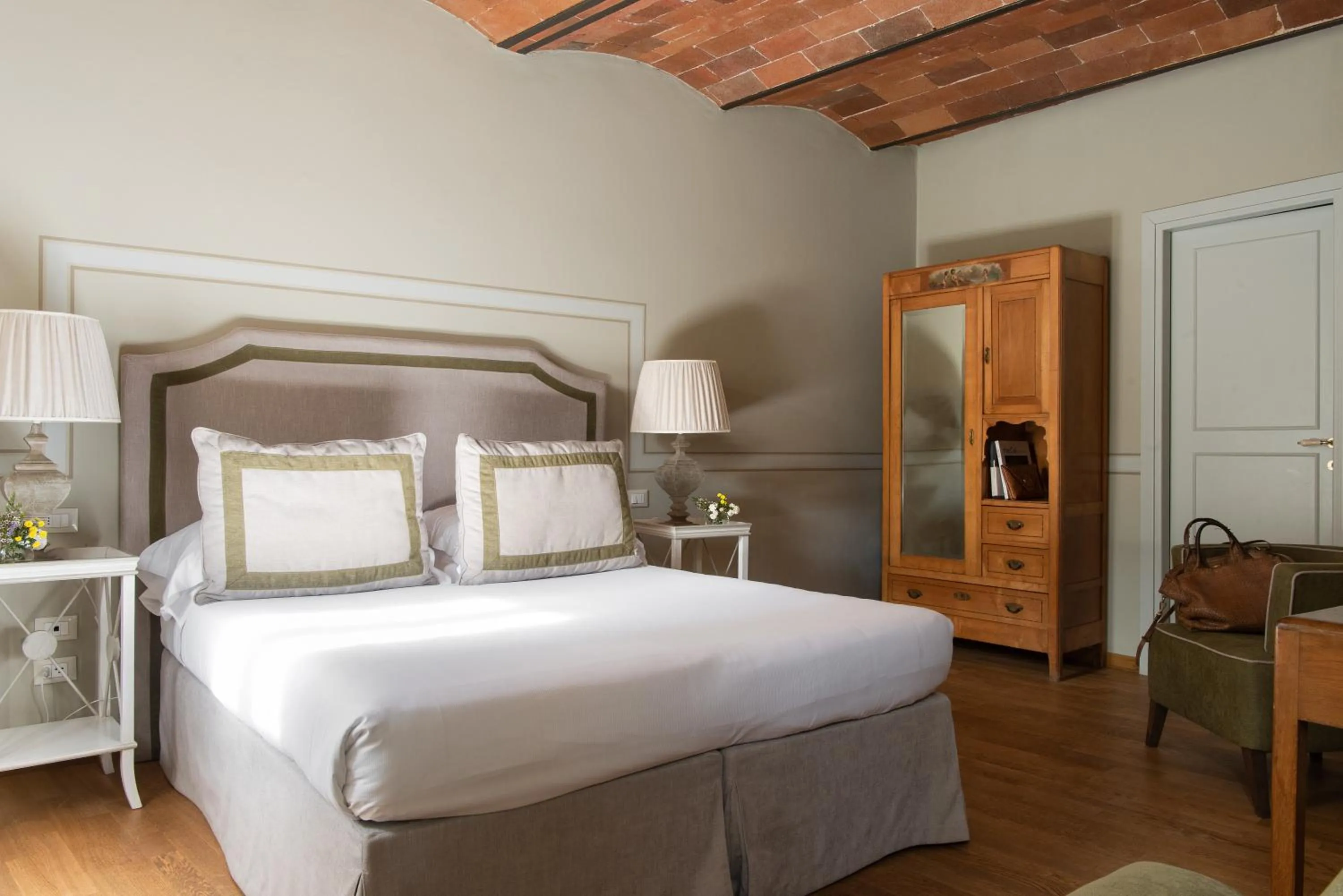 Bedroom, Bed in Relais Villa Olmo - Place of Charme