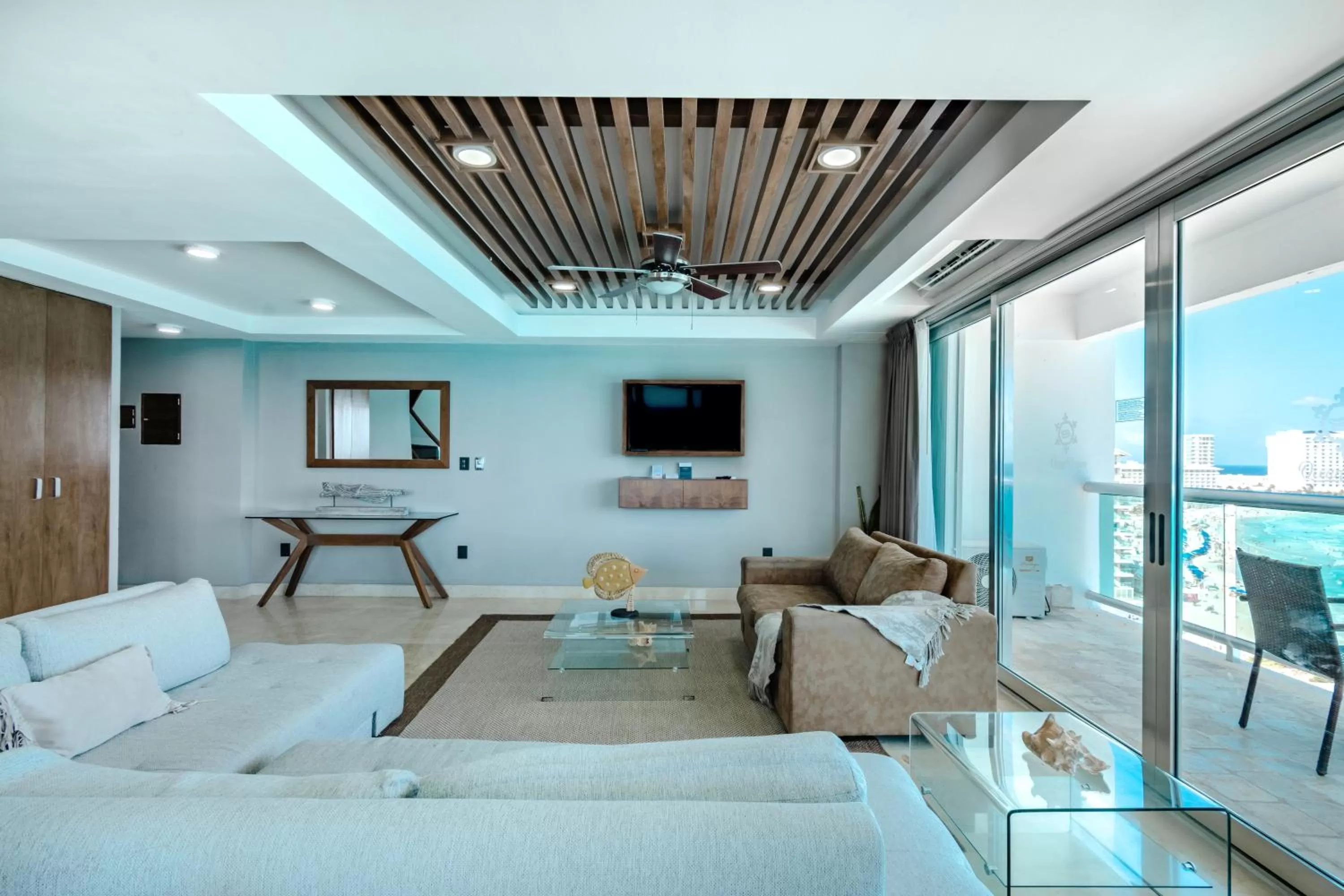 Living room in Ocean Dream Cancun by GuruHotel