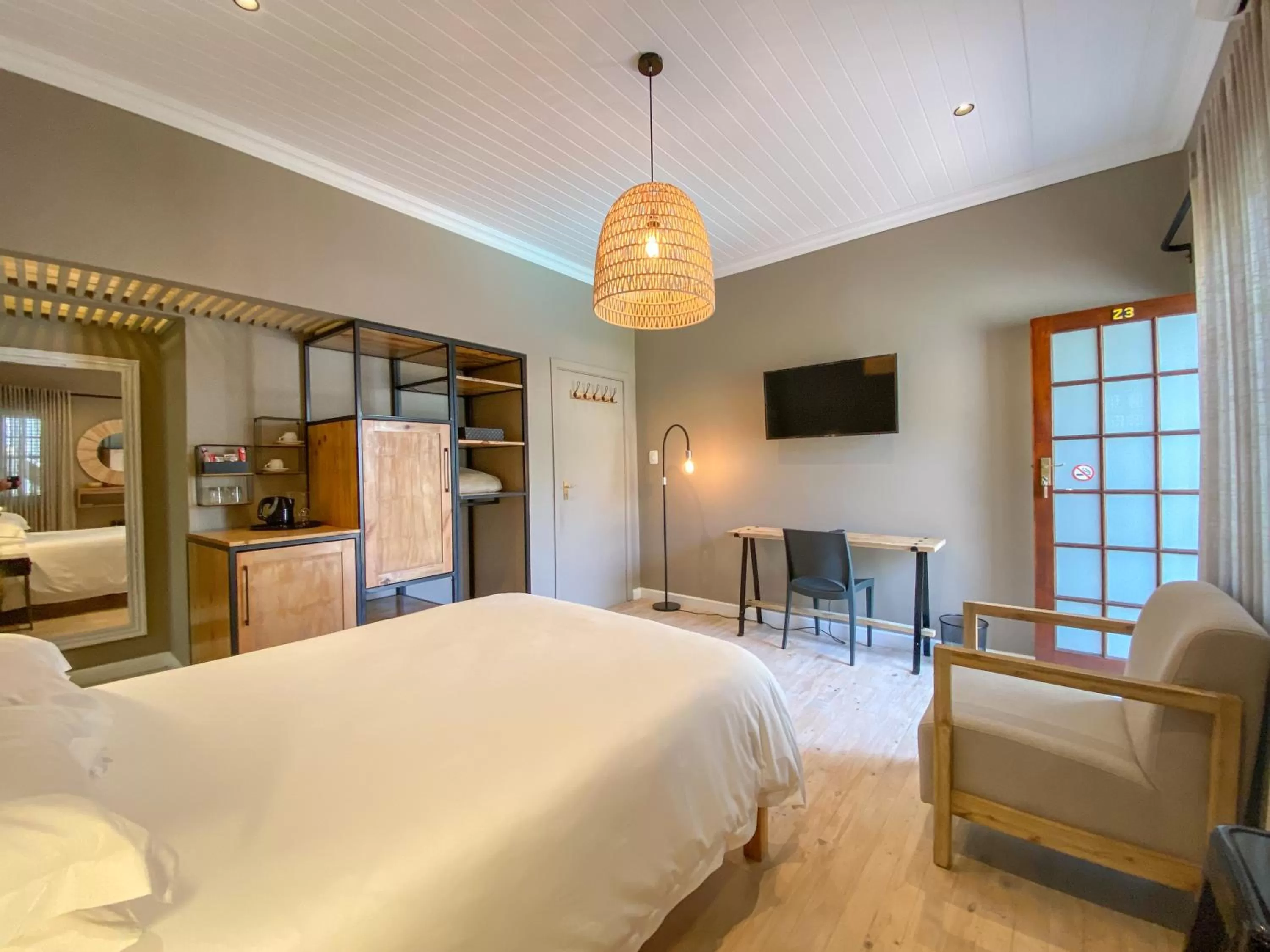 Photo of the whole room, Bed in Loerie Guest Lodge