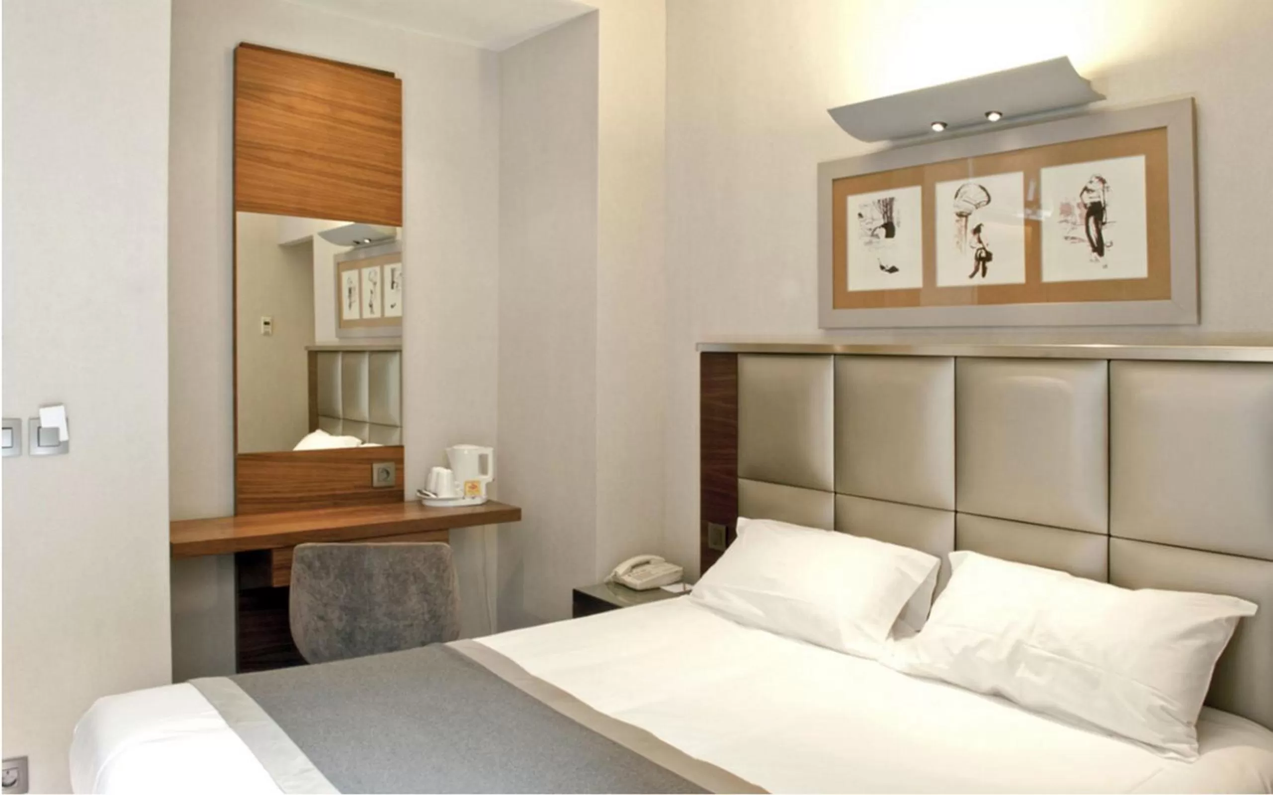 Bedroom, Bed in Hotel Berne Opera