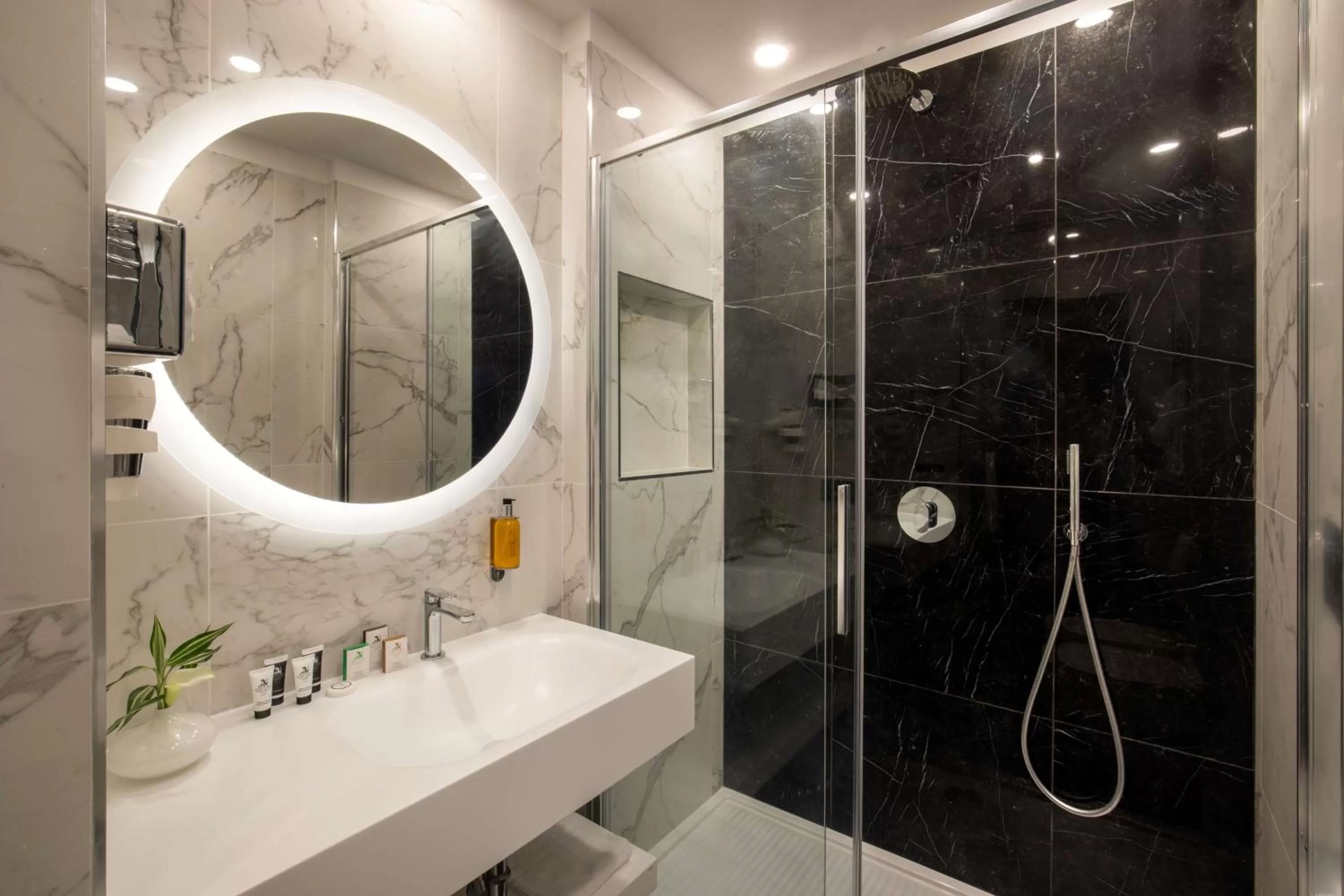 Bathroom in Hotel Diana Roof Garden