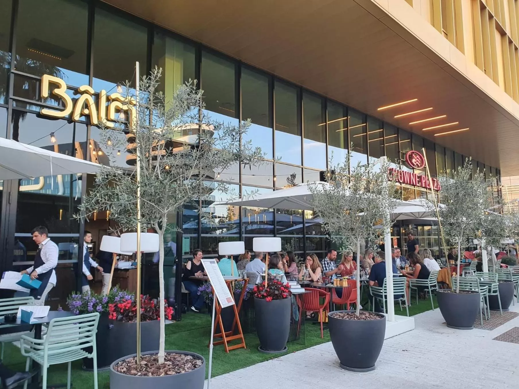 Restaurant/places to eat in Crowne Plaza - Nice - Grand Arenas by IHG