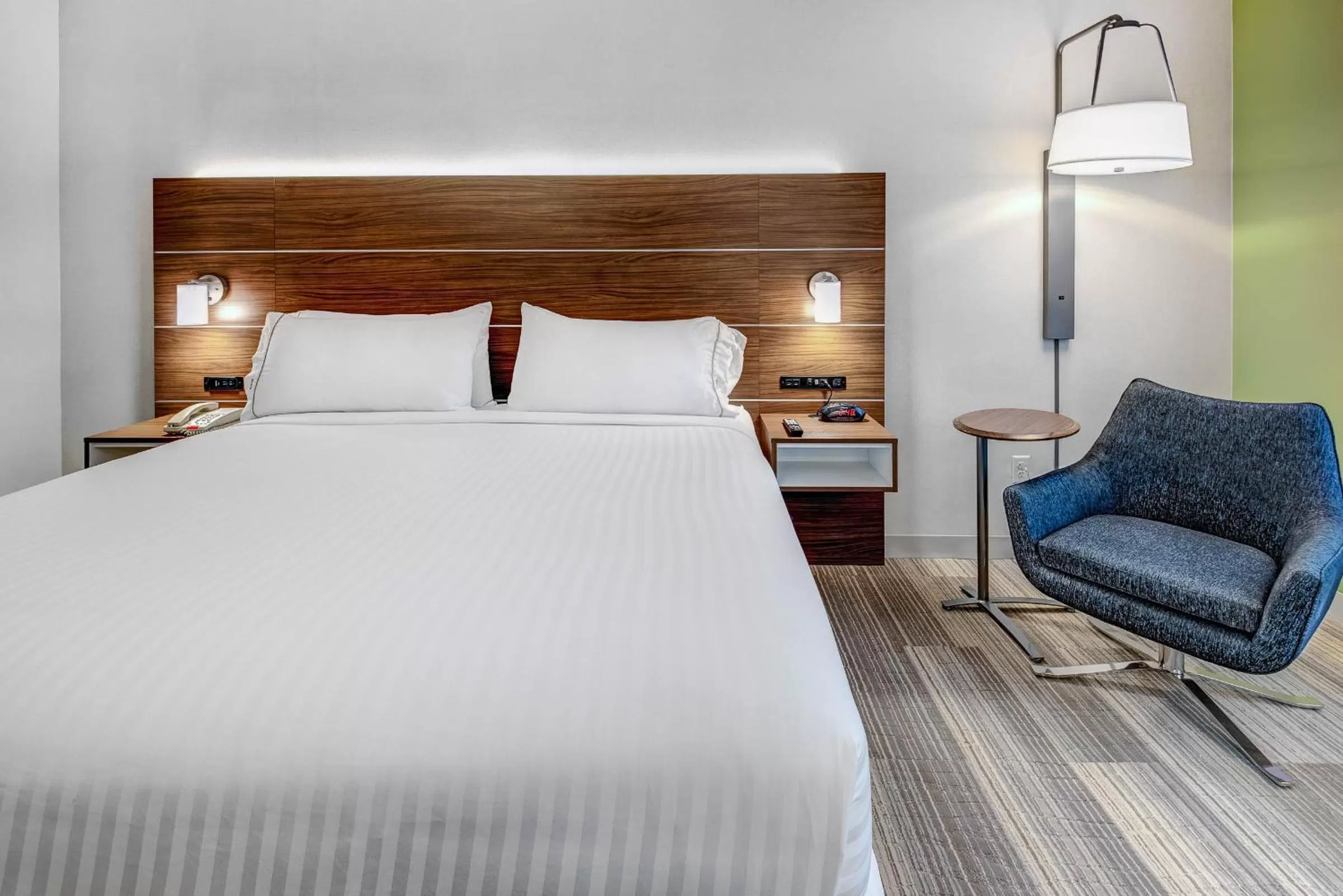 Bed in Holiday Inn Express Woodbridge by IHG