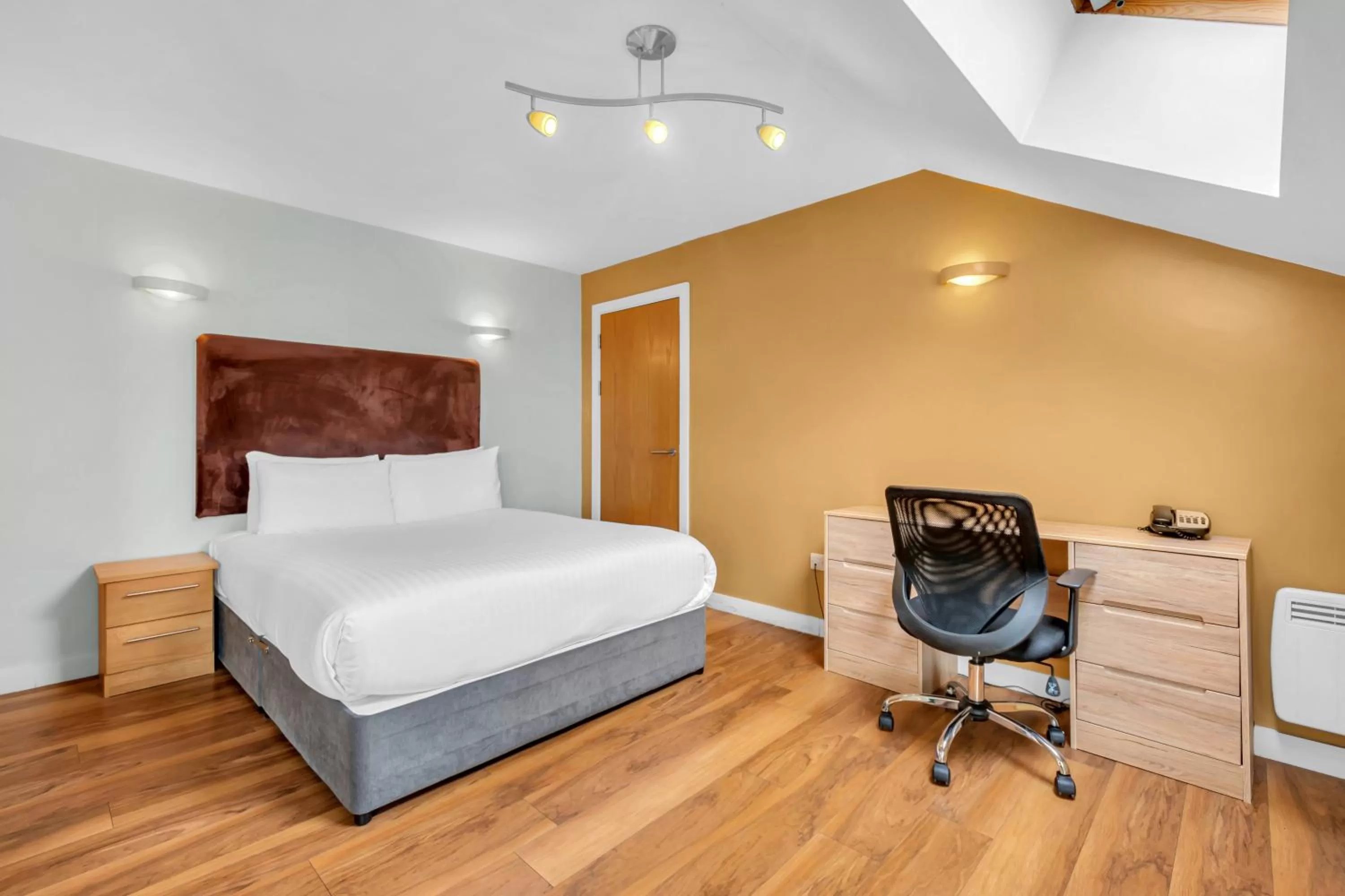 Bedroom, Bed in Roomzzz Leeds Headingley