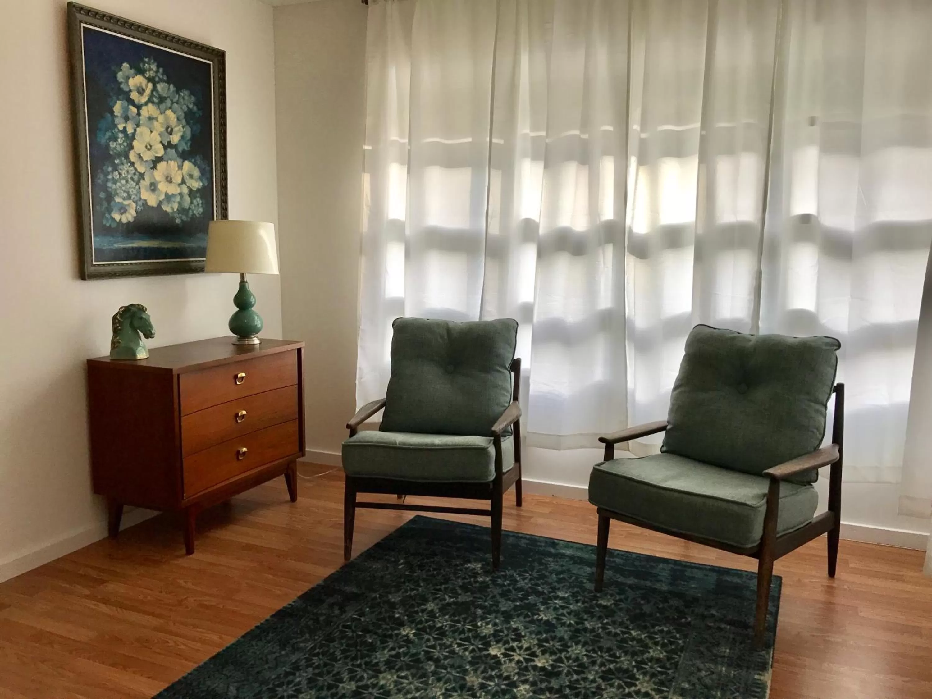 Seating Area in Dame Fortune's Cottage Court